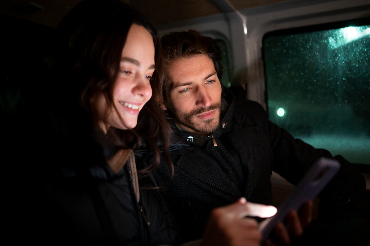 Una joven pareja sentada en un automóvil | Fuente: Freepik