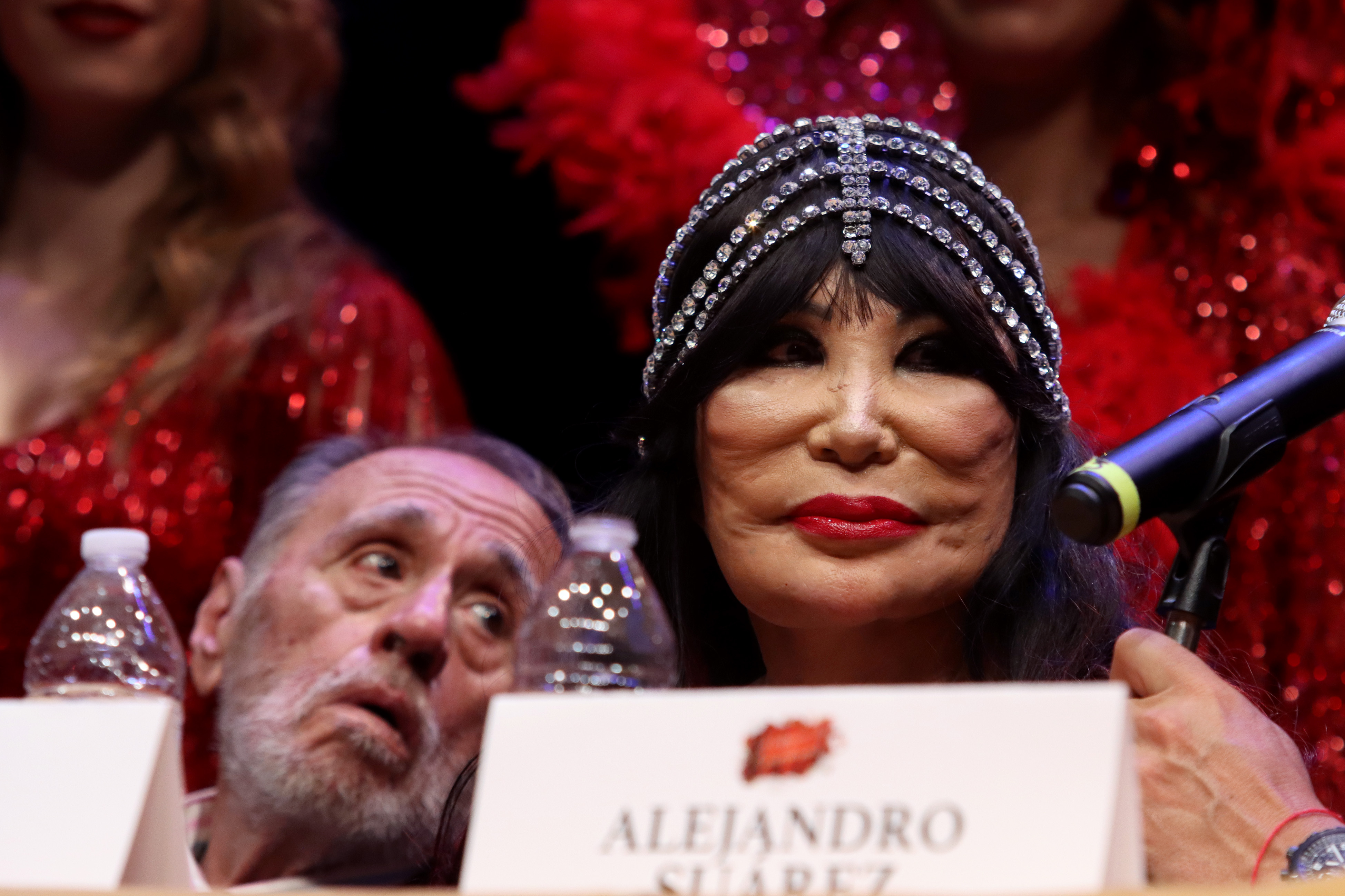 Alejandro Suárez y Lyn May asisten a una conferencia en el Teatro San Rafael el 25 de junio de 2024, en Ciudad de México, México. | Fuente: Getty Images.
