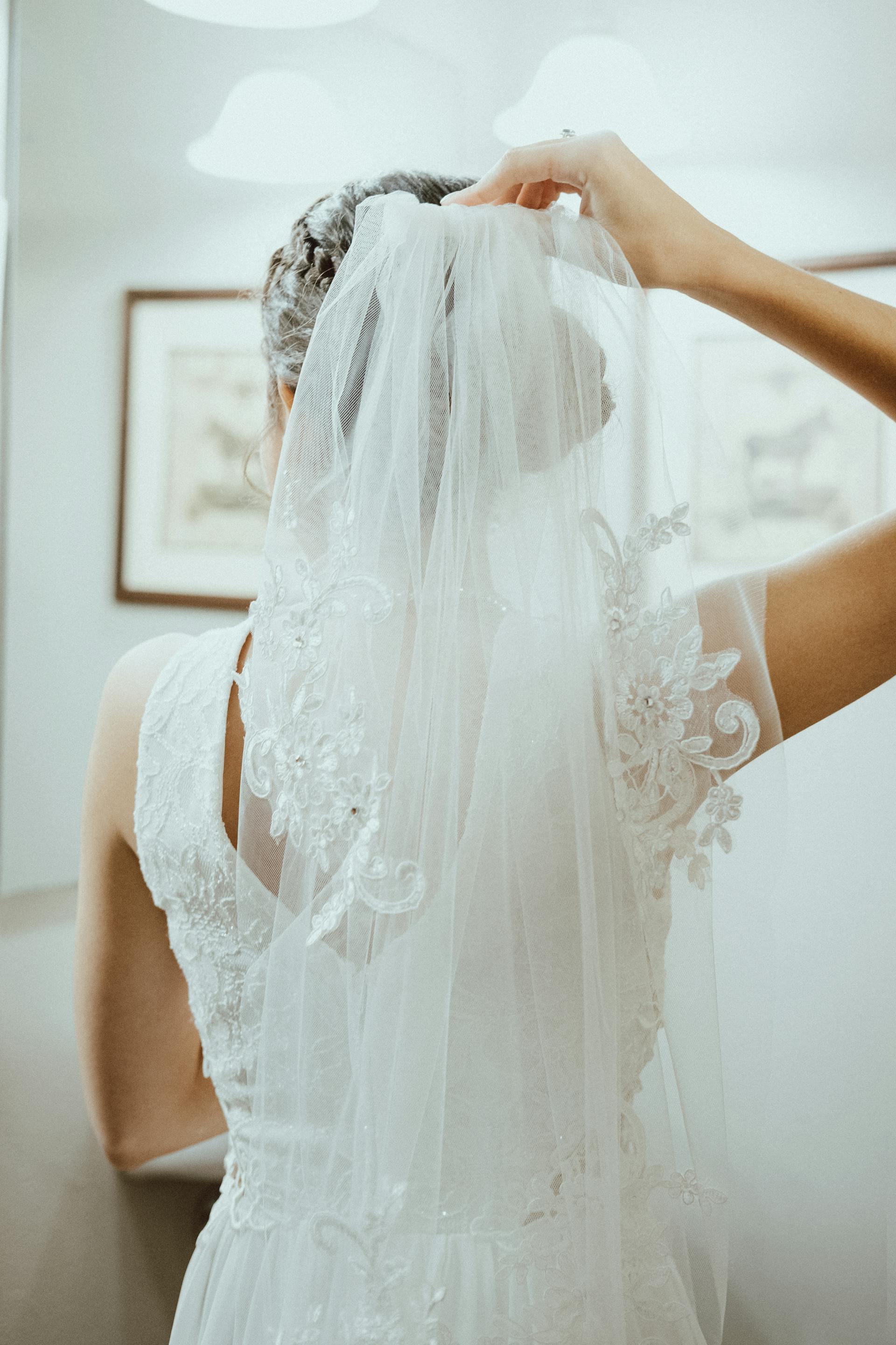 Vista trasera de una novia vestida de novia | Fuente: Pexels