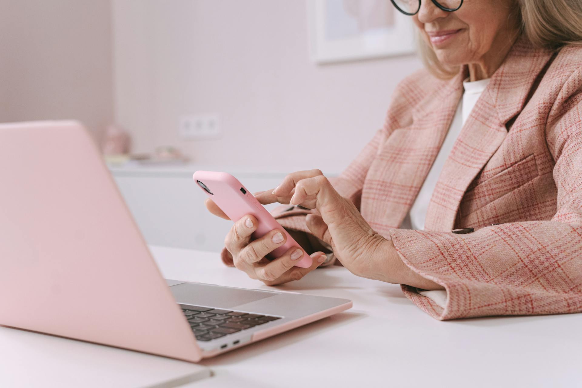 Una mujer usando su teléfono | Fuente: Pexels