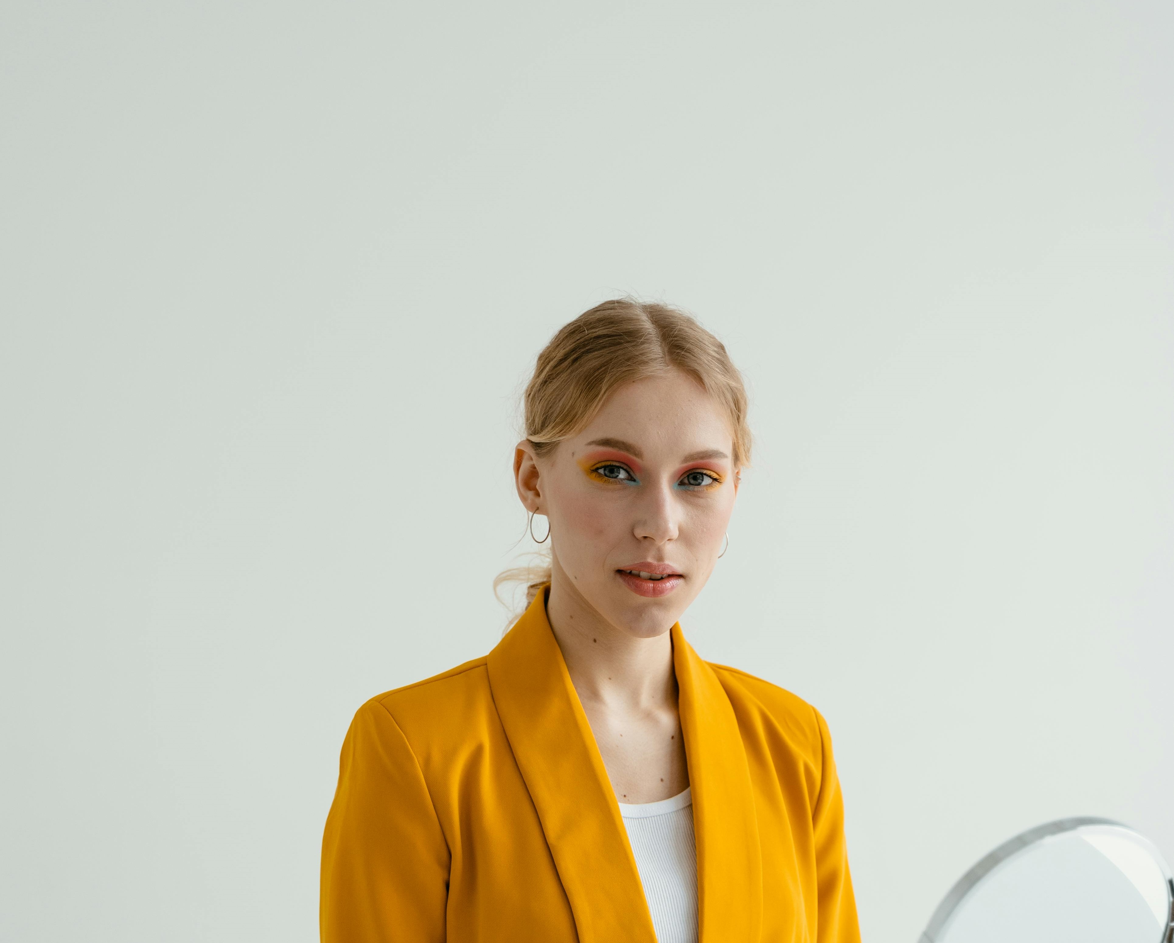 Mujer con traje amarillo brillante sonriendo | Fuente: Pexels