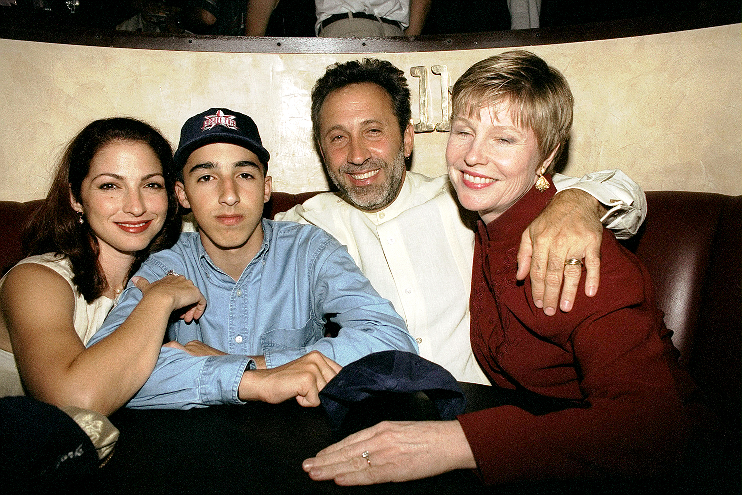 Gloria Estefan con su hijo Nayib, su esposo Emilio y Donna Hanover Giuliani en el Fashion Cafe el 28 de julio de 1995. | Fuente: Getty Images