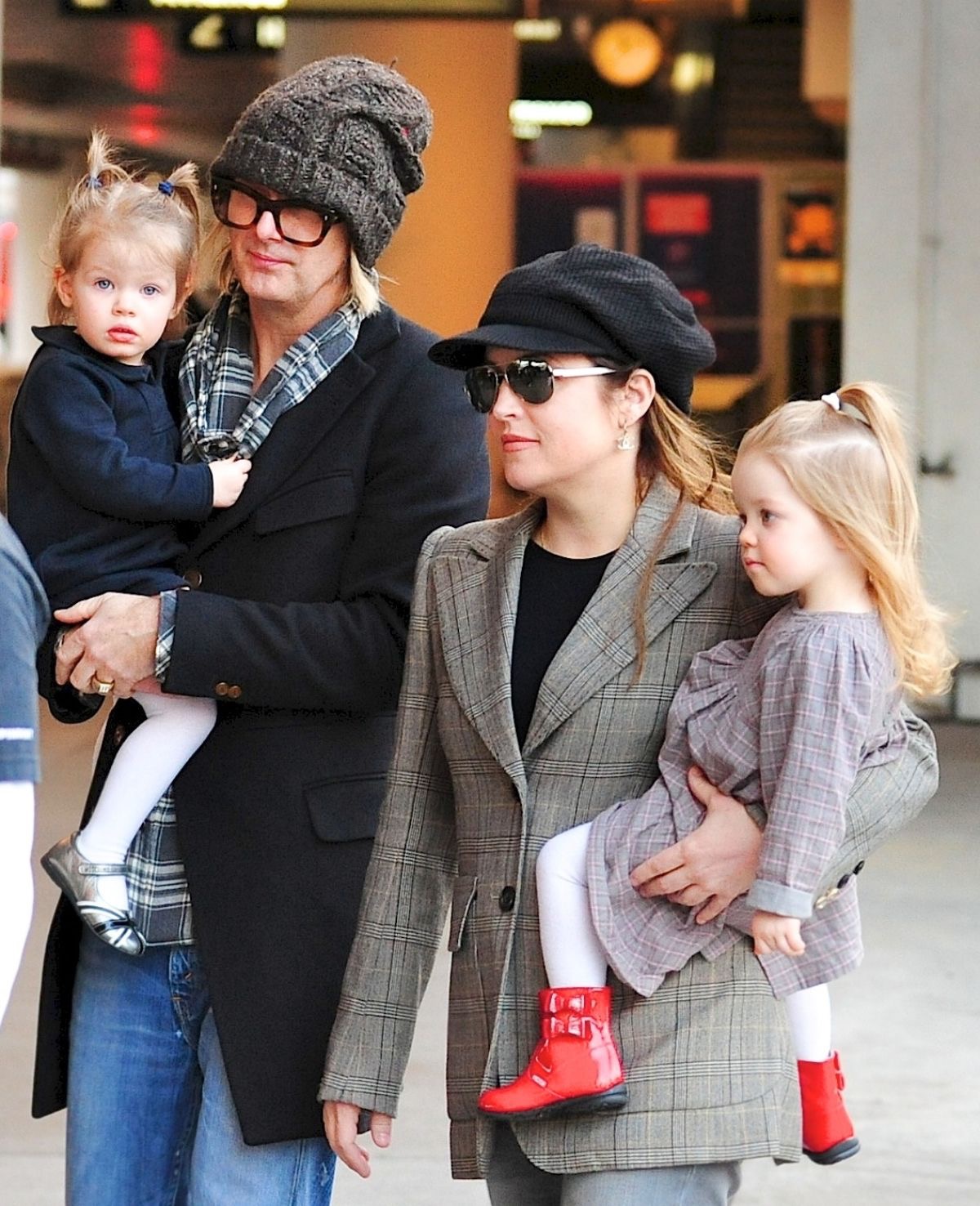 Los gemelos tenían dos hermanos mucho mayores, Riley y Benjamin Keough, fruto del matrimonio de Lisa Marie con Danny Keough. Riley ya era adulto durante gran parte de su primera infancia. | Fuente: Getty Images