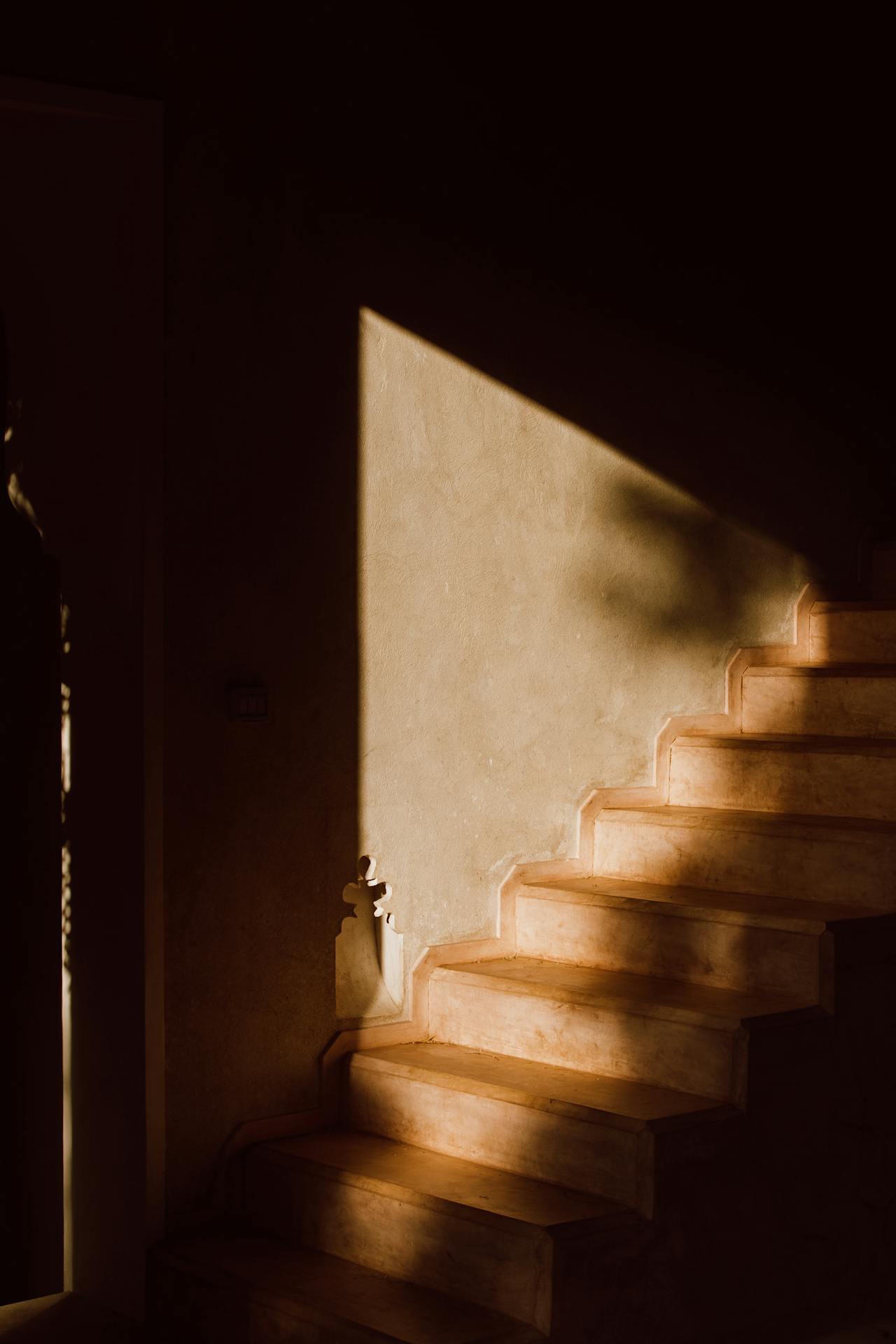 Una escalera de hormigón | Fuente: Pexels