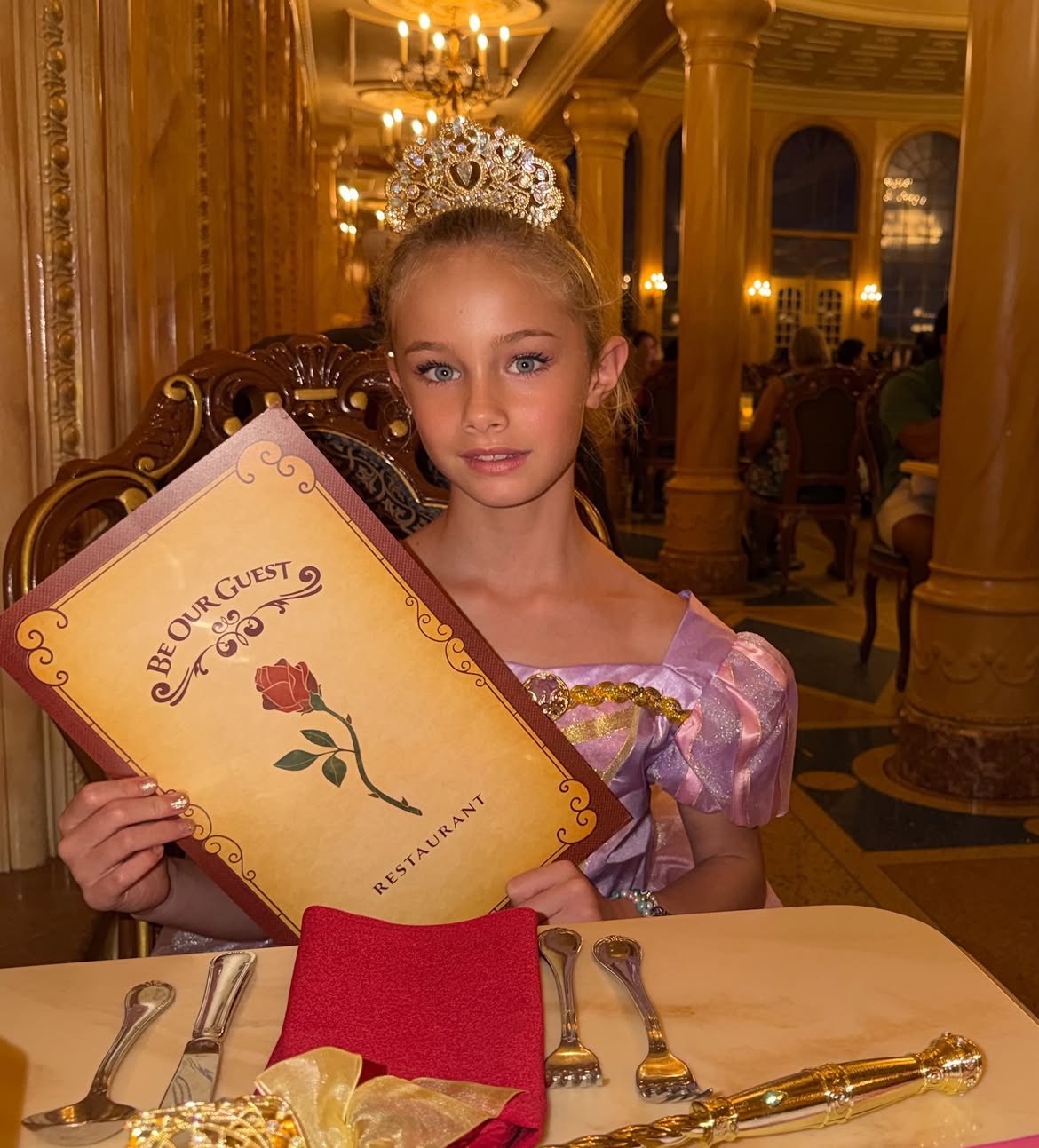 Matilda Salazar posando con su vestido rosa de princesa en el reconocido restaurante Be Our Guest, ubicado dentro del castillo de la Bestia, en Magic Kingdom | Fuente: Instagram/lovingmatilda
