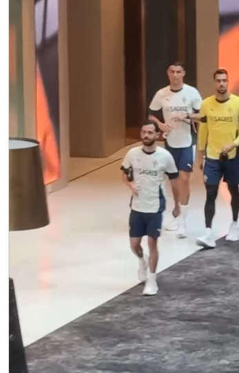 Momentos antes de que Cristiano Ronaldo empujara a un fan. | Fuente: Instagram/blaugrana.