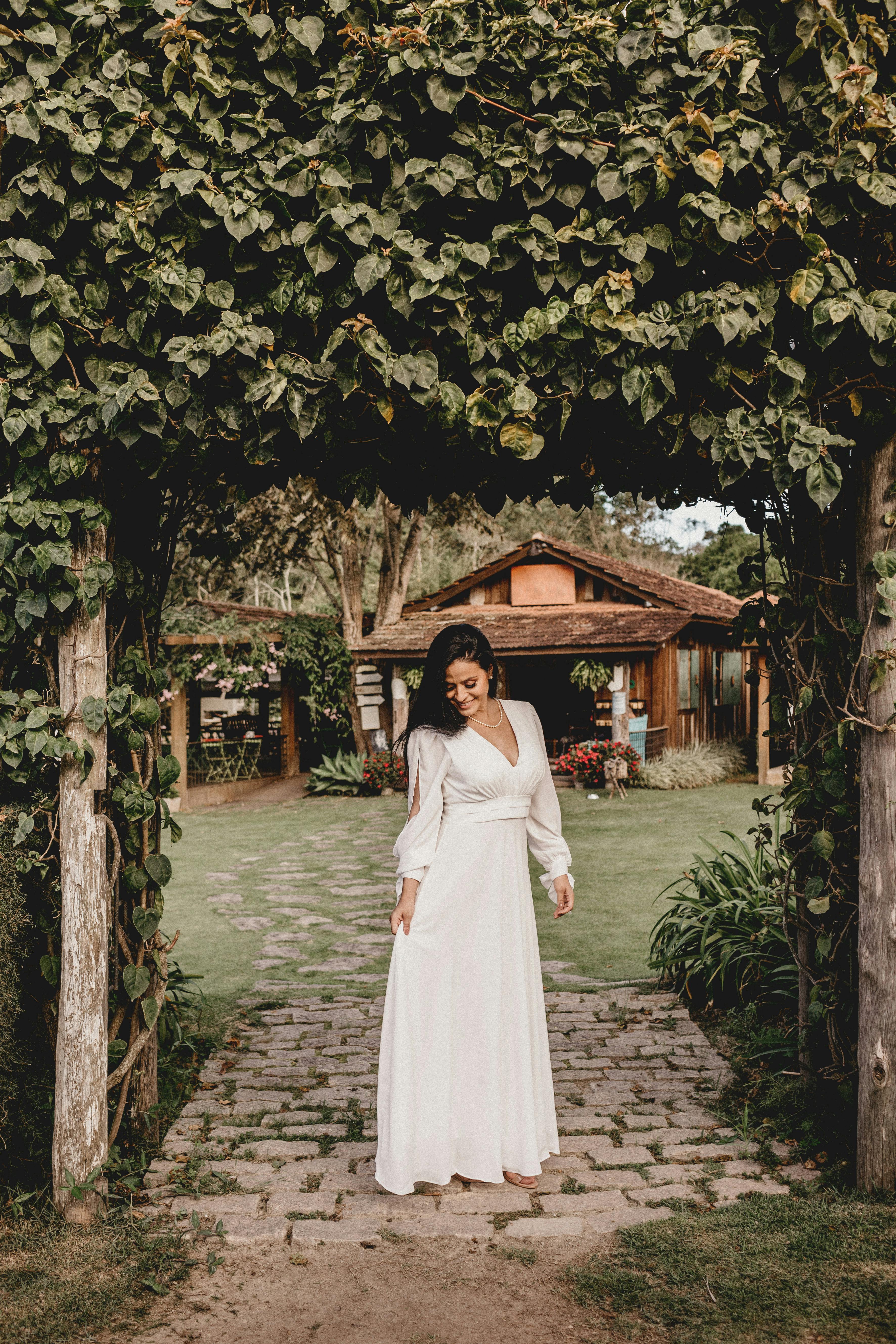 Mujer con vestido blanco sonriendo | Fuente: Pexels