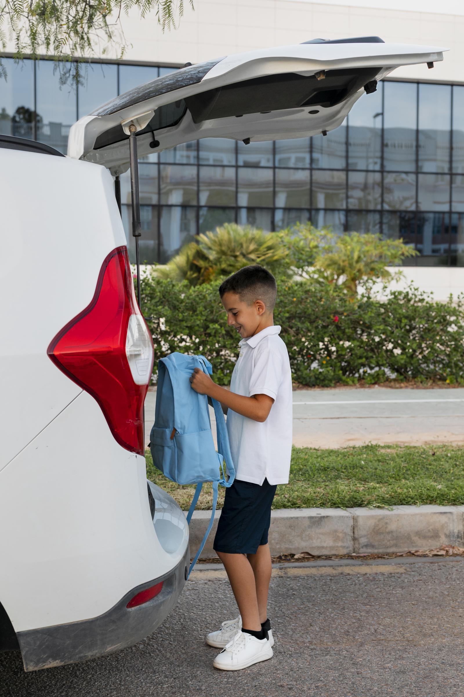 Un niño feliz subiendo a un automóvil | Fuente: Freepik