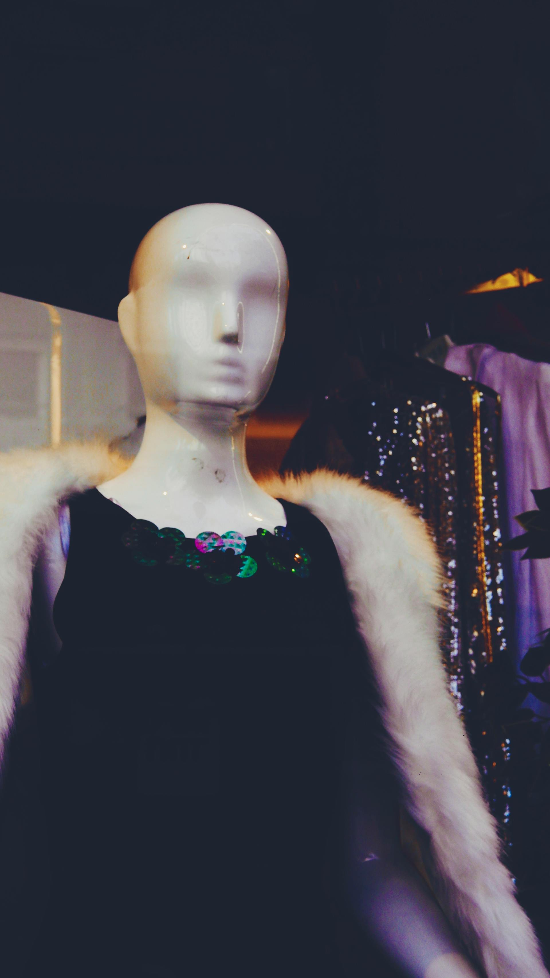 Un maniquí en un escaparate | Fuente: Pexels