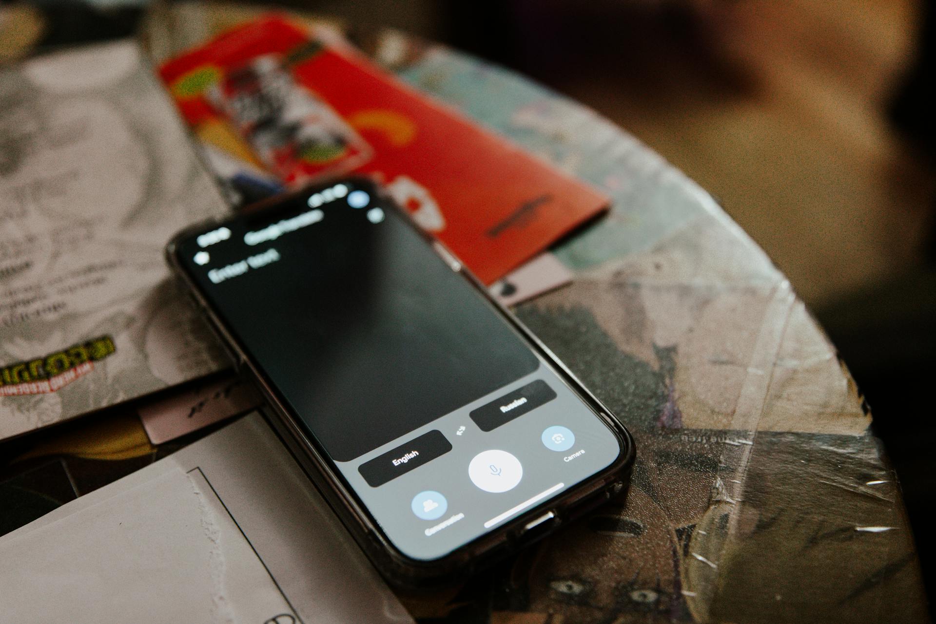 Un teléfono sobre una mesa | Fuente: Pexels