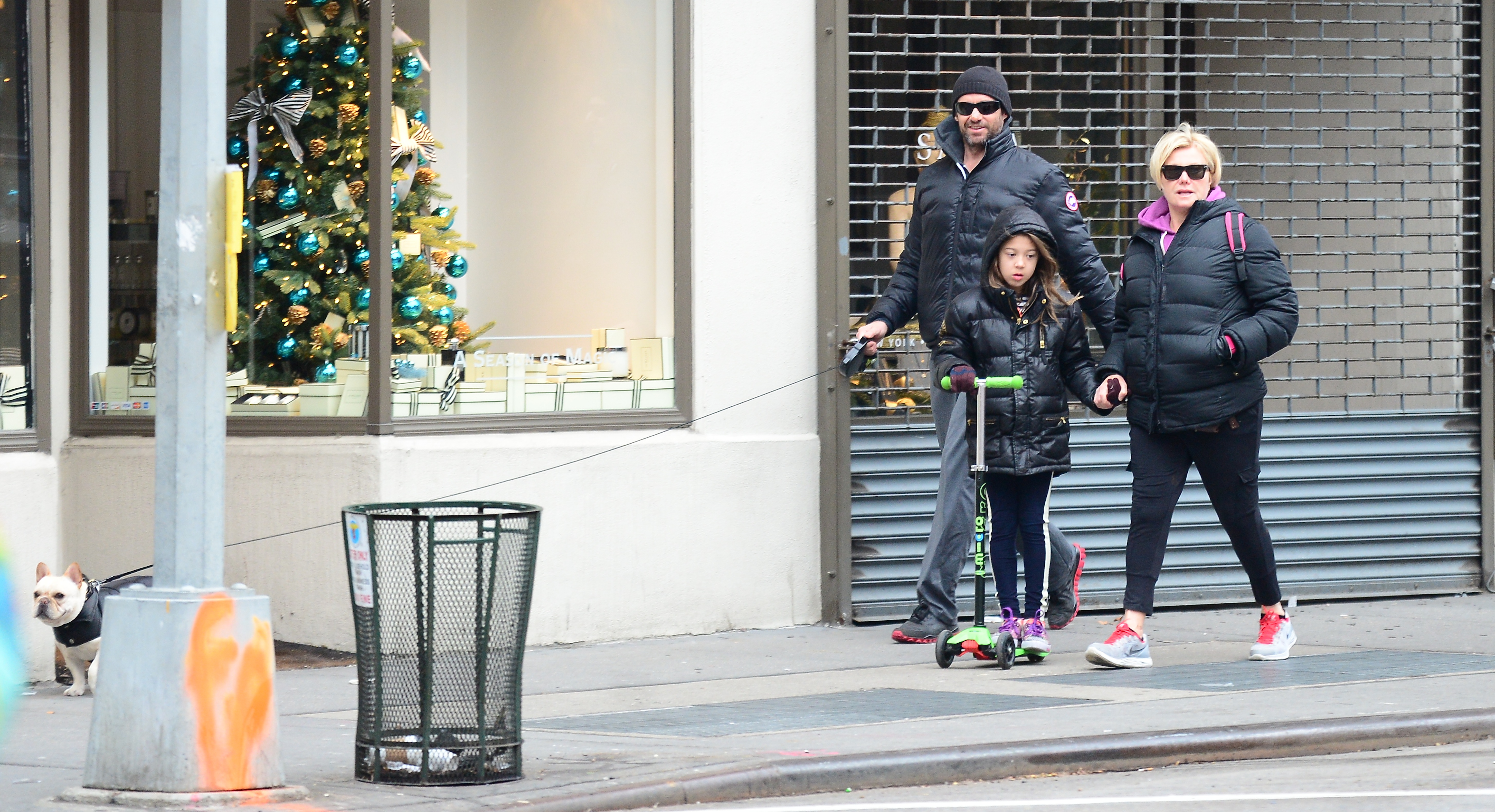 Hugh Jackman, Ava Jackman y Deborra-Lee Furness en West Village, Nueva York, el 2 de diciembre de 2013 | Fuente: Getty Images