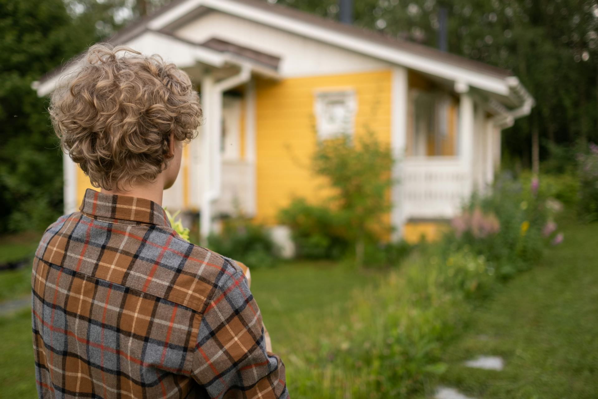 Un adolescente mirando una casa | Fuente: Pexels