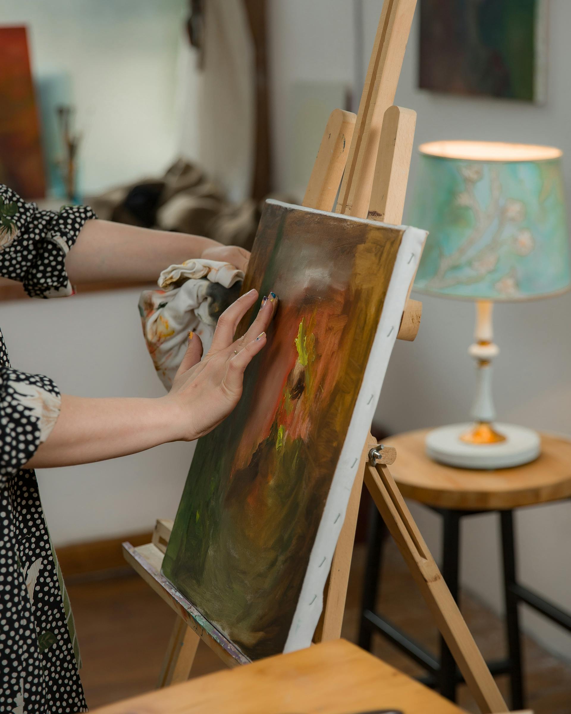 Una mujer pintando un cuadro sobre un lienzo | Fuente: Pexels