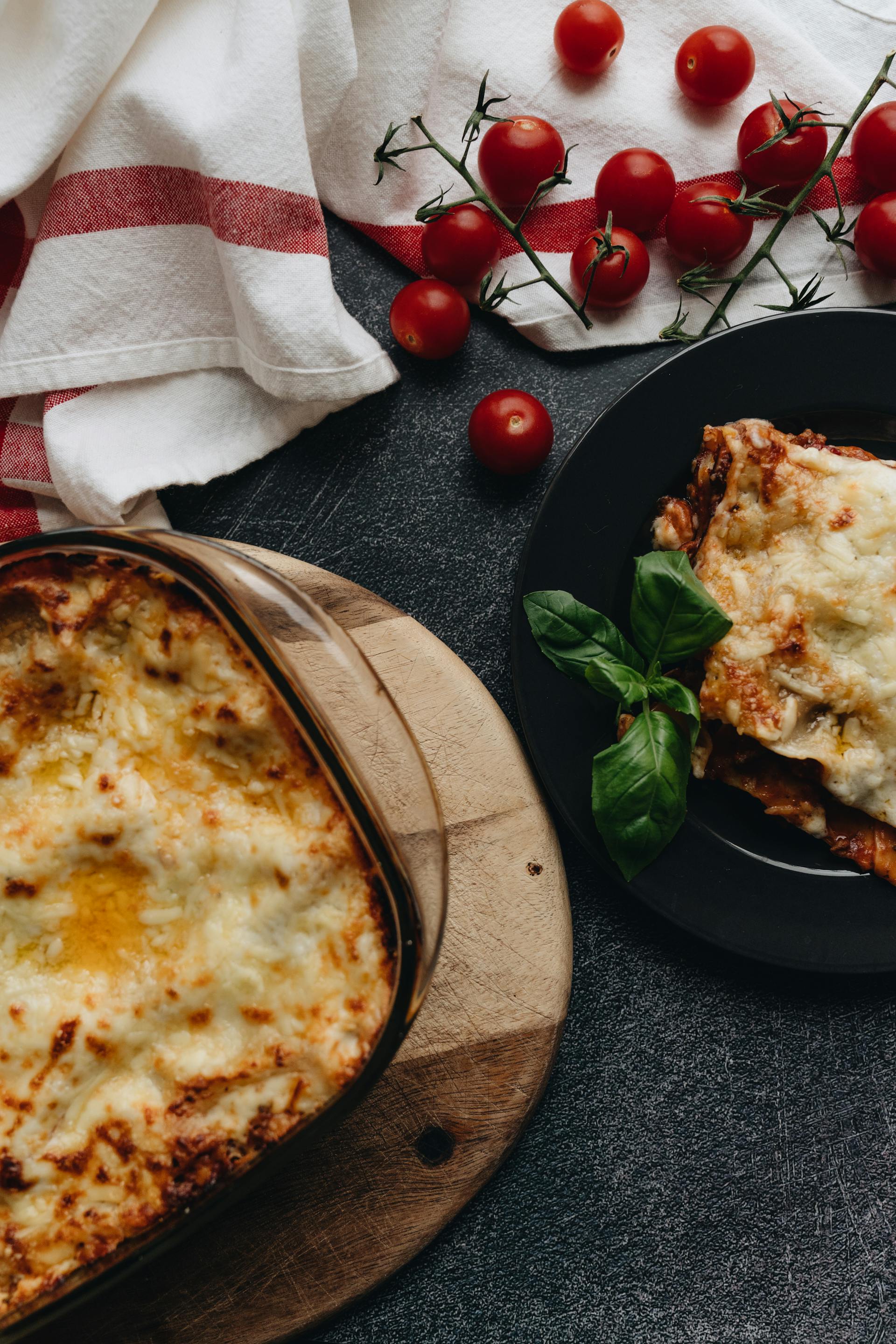 Primer plano de una lasaña al horno servida en una bandeja de cristal | Fuente: Pexels