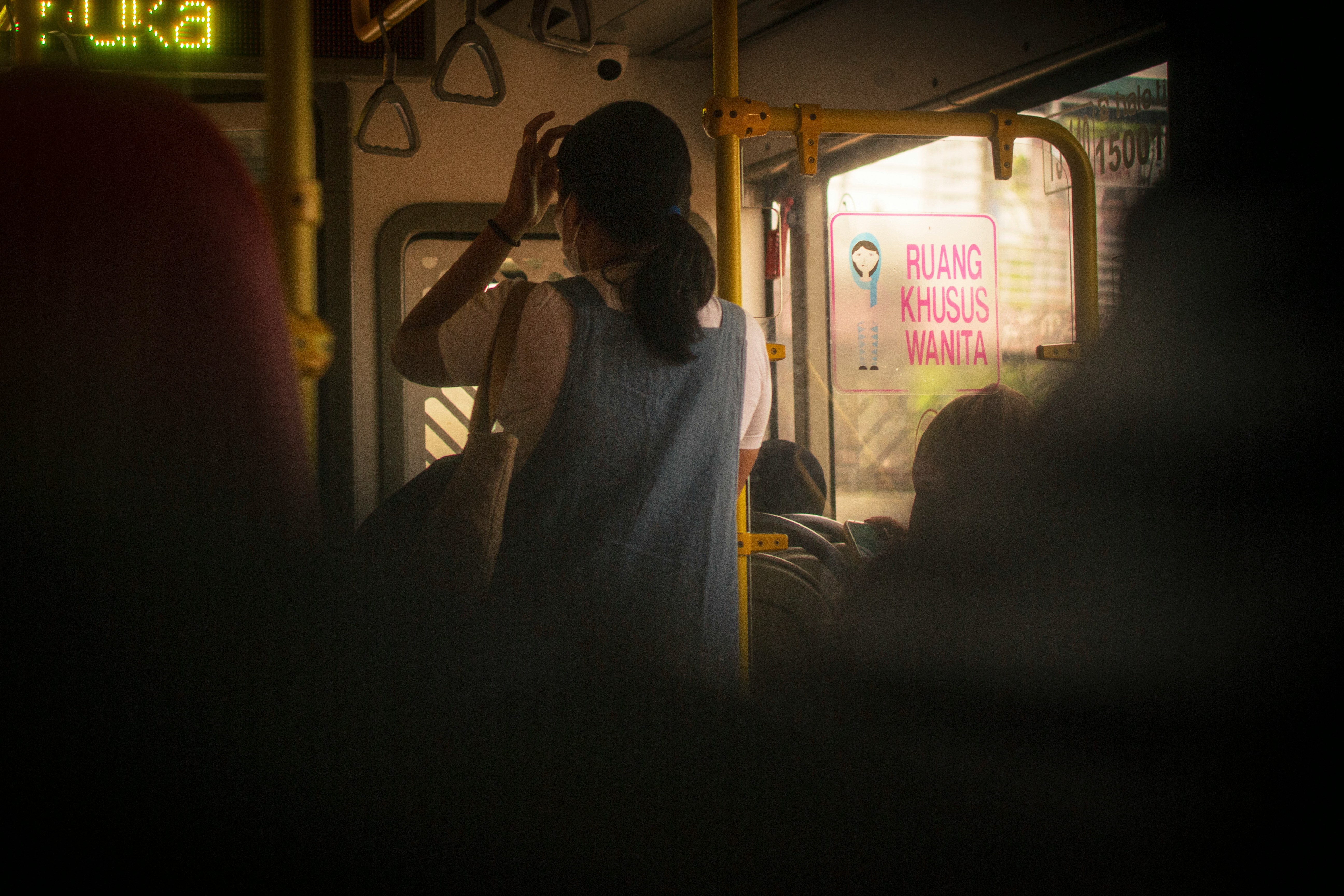 Una mujer de pie en un autobús | Fuente: Unsplash