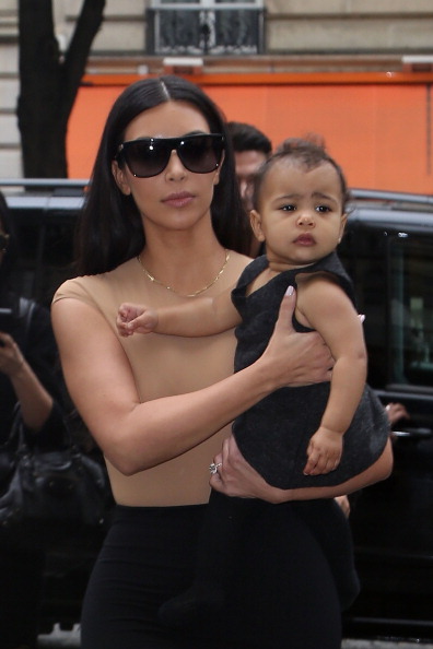 Kim Kardashian y su bebé North West llegan a la tienda 'Givenchy' el 20 de mayo de 2014 en París, Francia.Kim Kardashian y su bebé North West llegan a la tienda 'Givenchy' el 20 de mayo de 2014 en París, Francia | Fuente: Getty Images