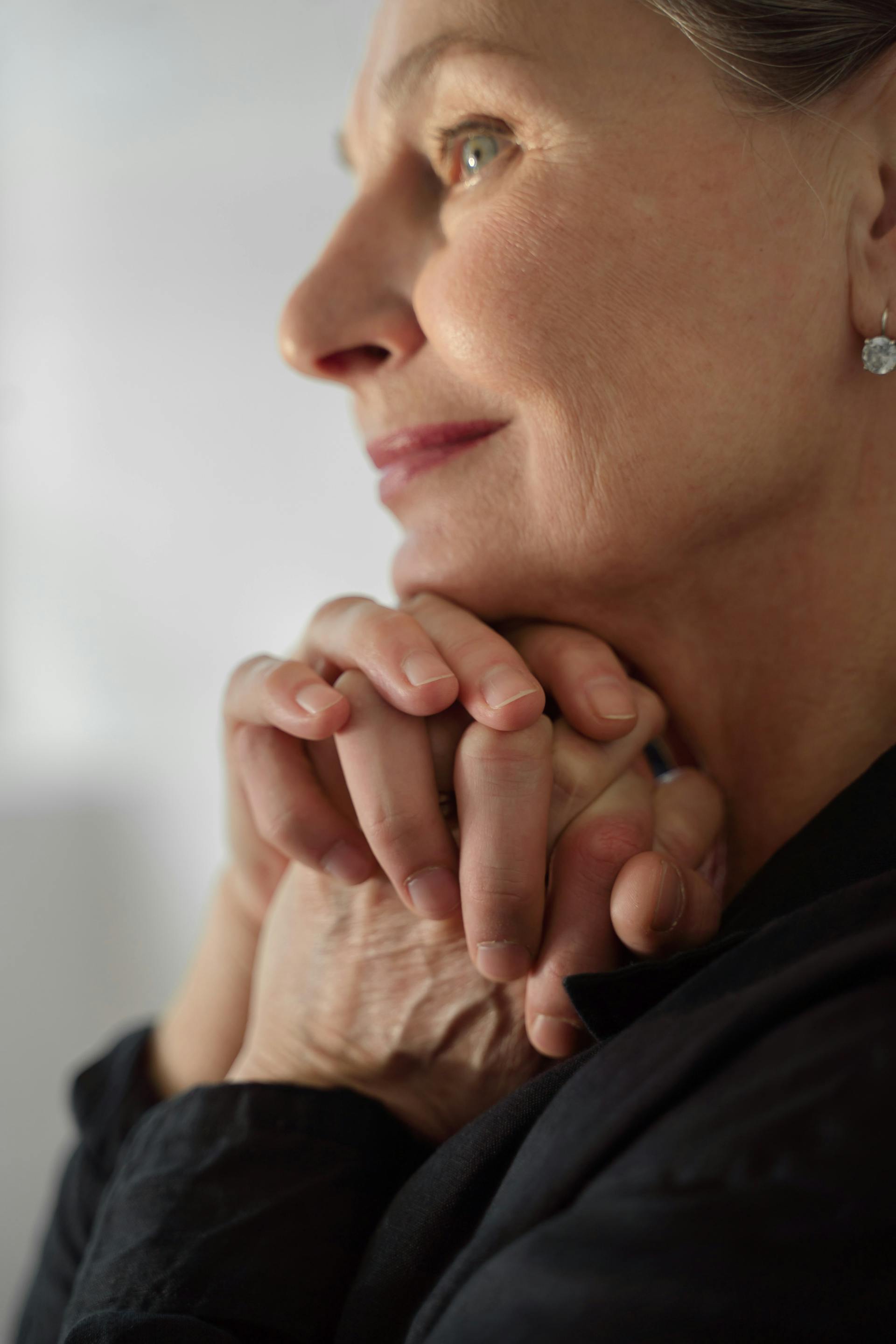 Una mujer reflexiva | Fuente: Pexels