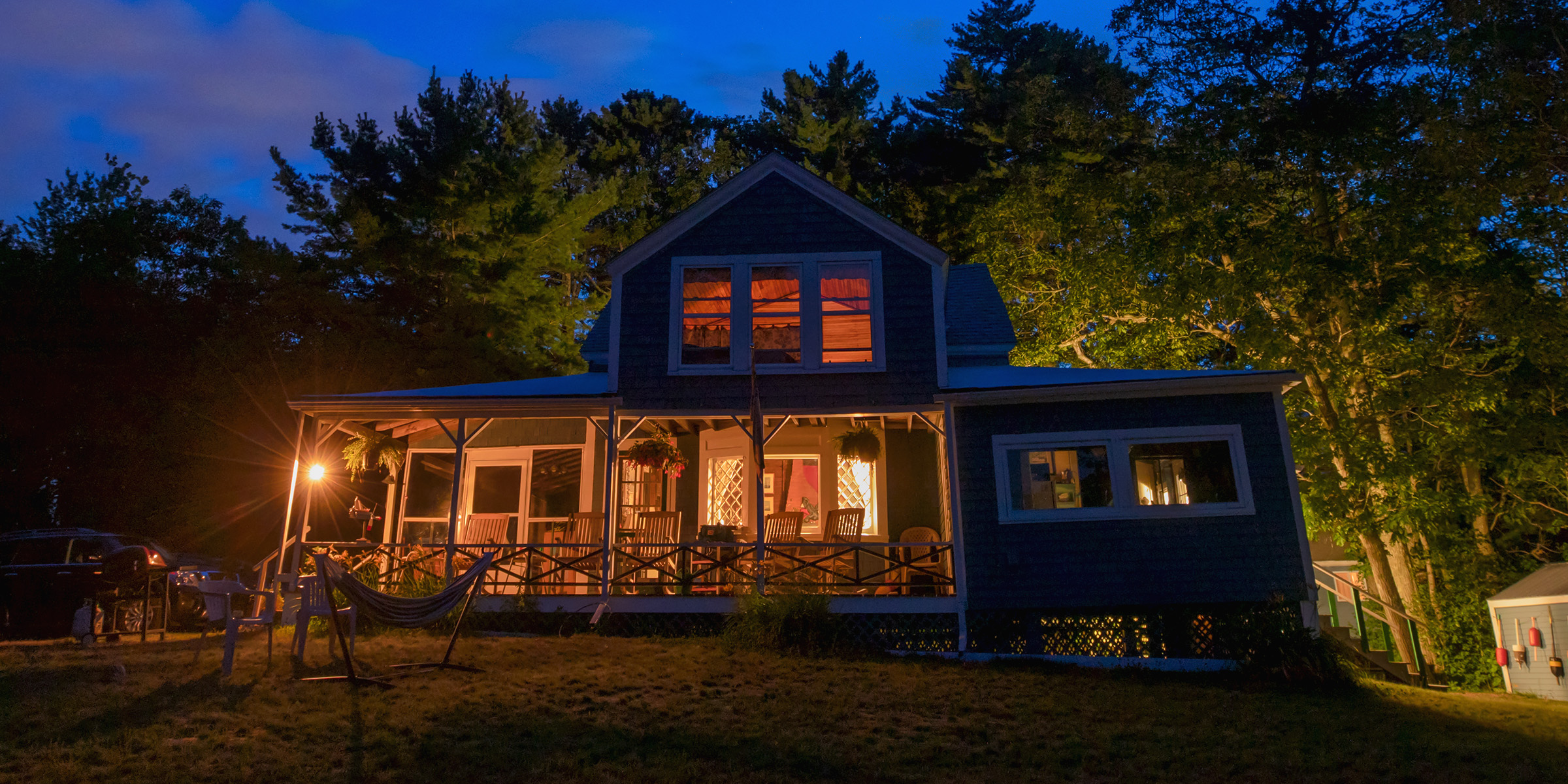 Una casa de noche | Fuente: Shutterstock
