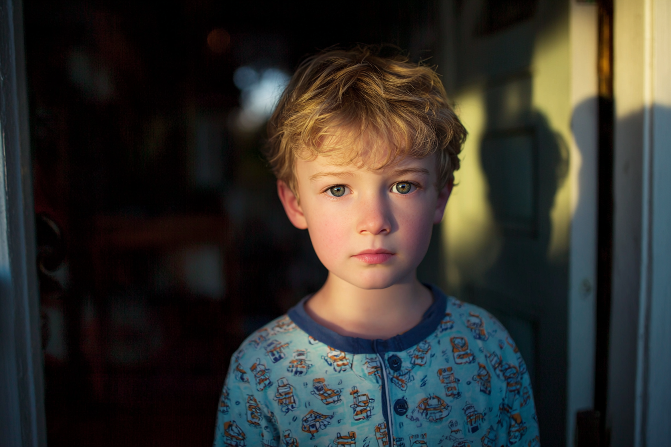 Un niño en el porche | Fuente: Midjourney