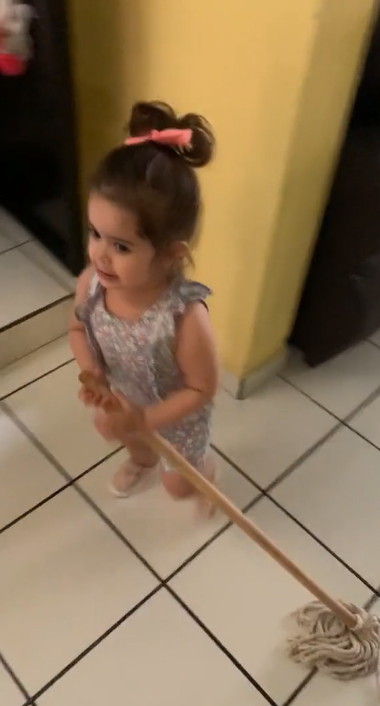 La pequeña Regina trapeando el piso | Fuente: TikTok/esmeraldafg222