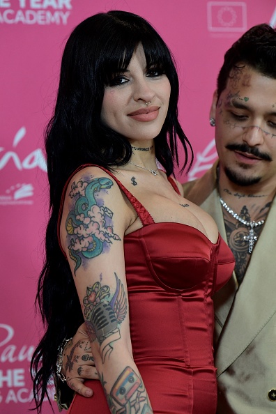 Christian Nodal (derecha) posa junto a la música argentina Cazzu al llegar a la ceremonia de Persona del Año durante la 24.ª edición anual de los Latin Grammy Awards, en el Conference and Exhibition Centre (FIBES) de Sevilla, el 15 de noviembre de 2023 | Fuente: Getty Images