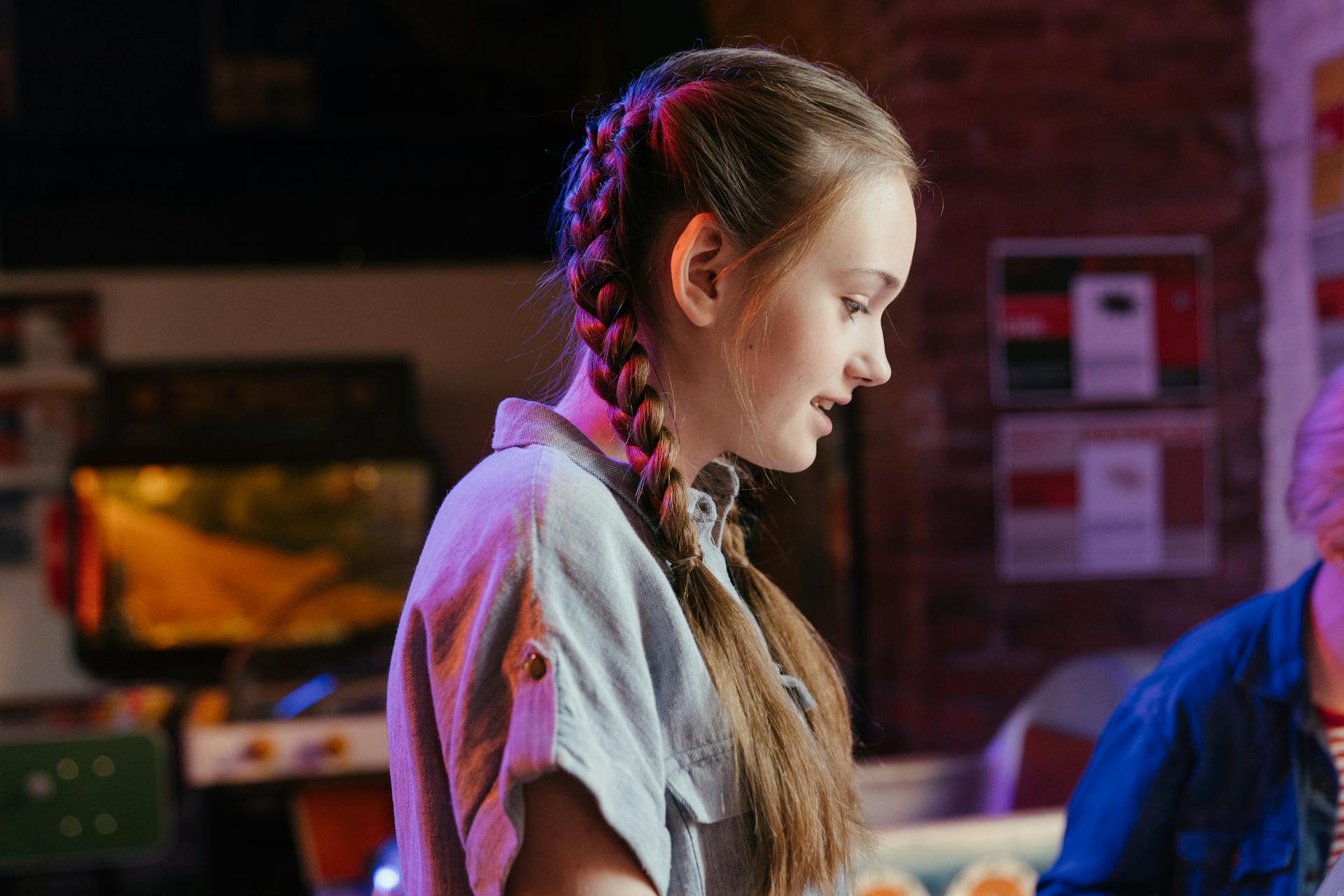 Una adolescente sonriendo | Fuente: Pexels