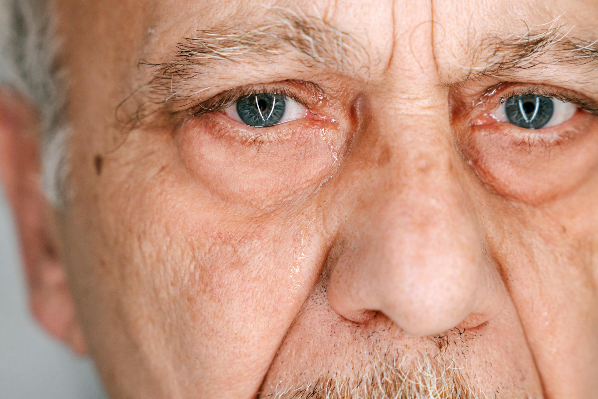 Un hombre mirando fijamente a alguien | Fuente: Pexels
