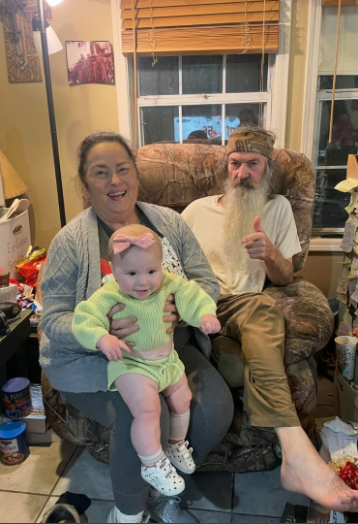 Kay y Phil Robertson fotografiados con un bebé, con fecha de mayo de 2025 | Fuente: instagram/legitsadierob