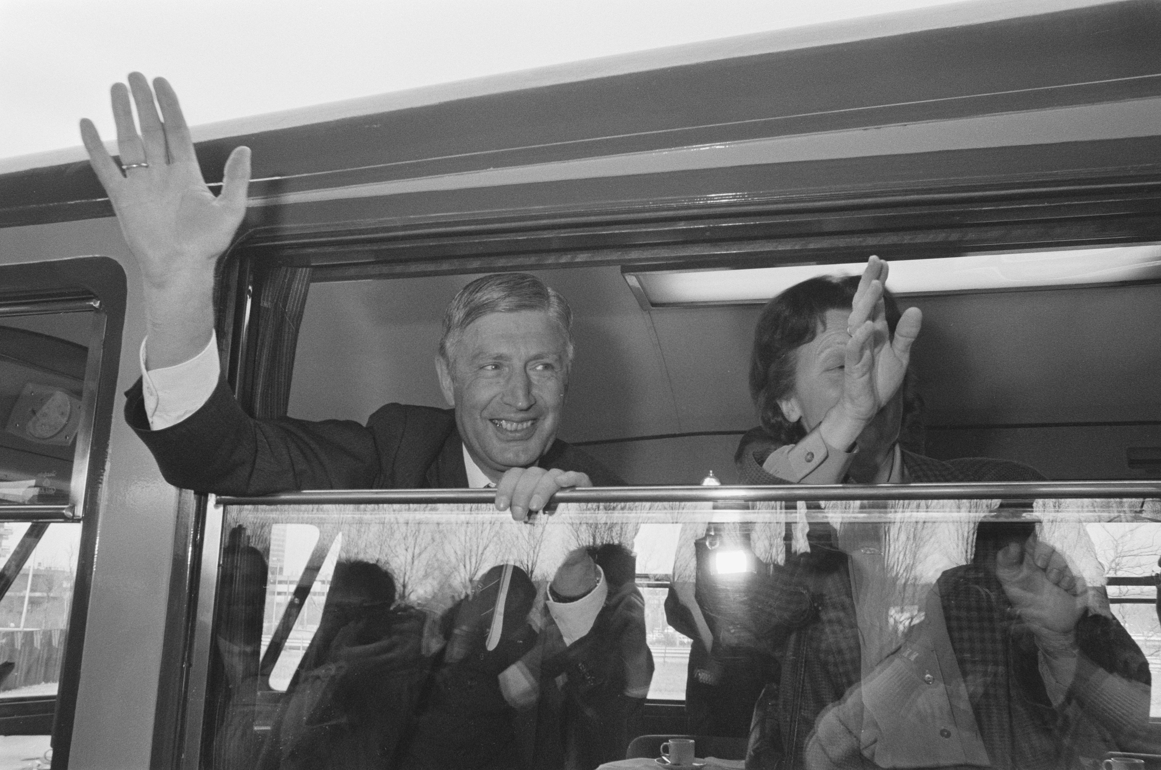 Despedida del ex primer ministro Dries van Agt en Ámsterdam antes de partir hacia Japón para desempeñar su función como embajador de la CE; Van Agt y su esposa se despidieron con la mano el 14 de abril de 1987. | Fuente: Getty Images
