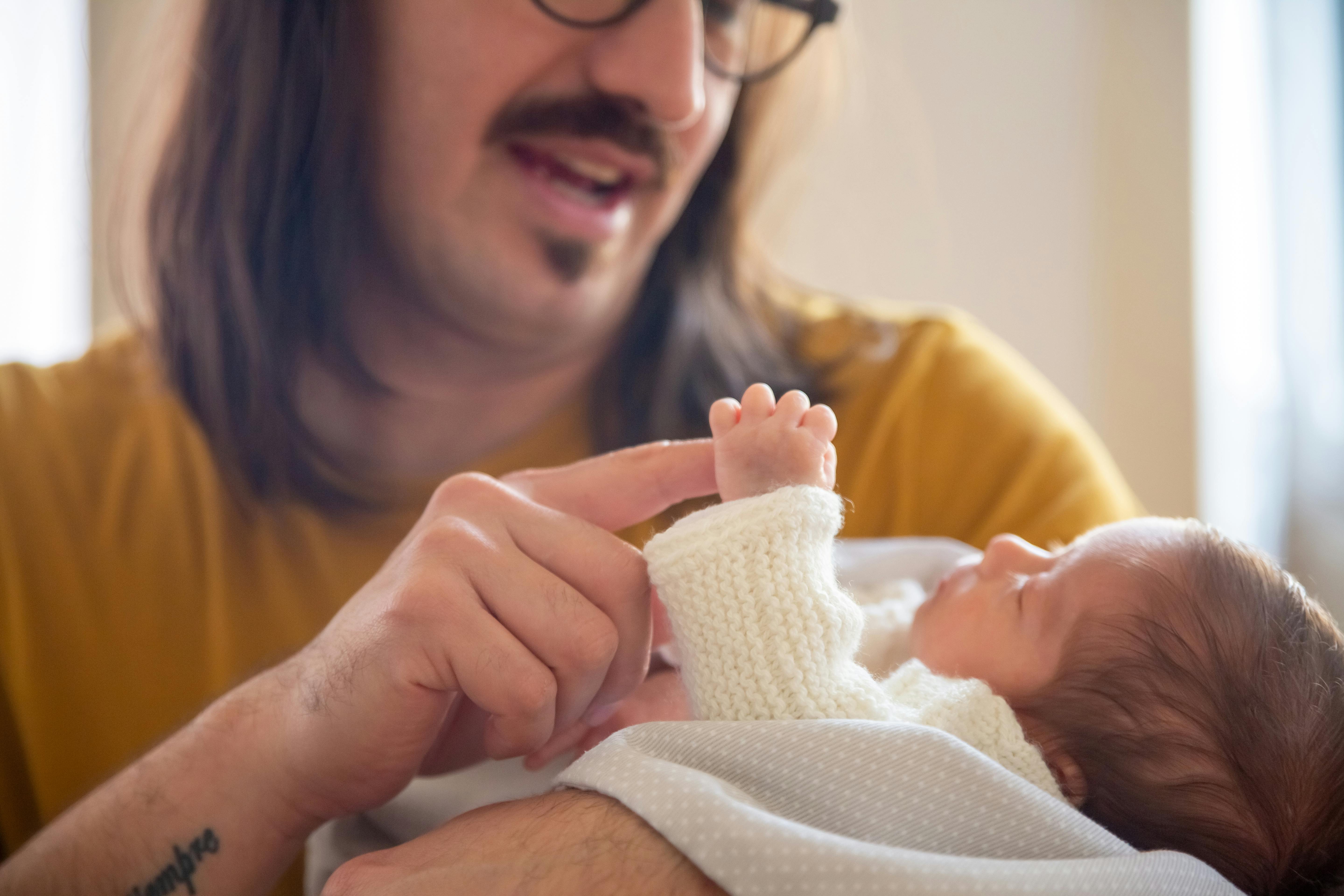 Un hombre jugando con un bebé | Fuente: Pexels