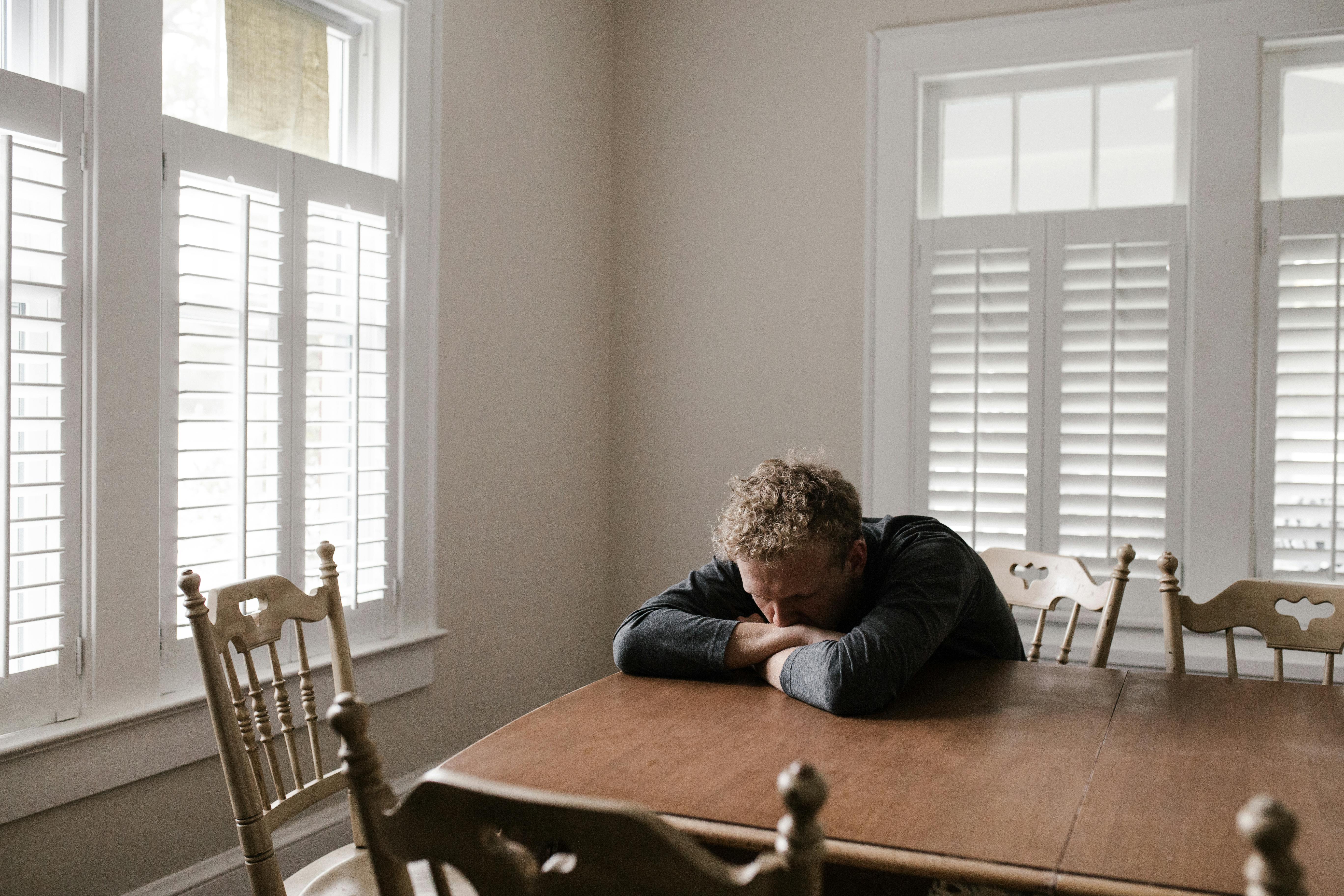 Un hombre triste | Fuente: Pexels