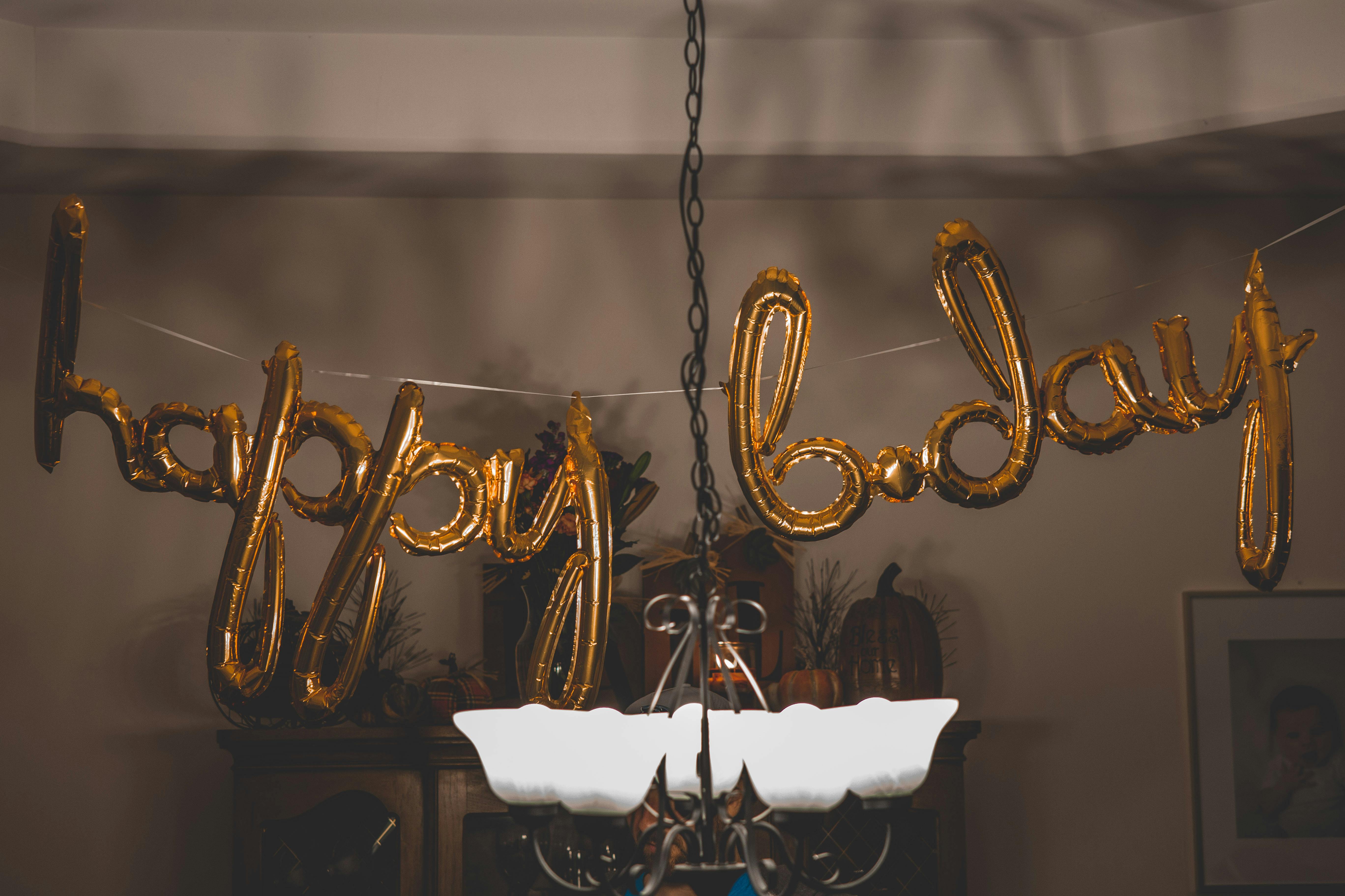 Globos de cumpleaños colgando | Fuente: Pexels