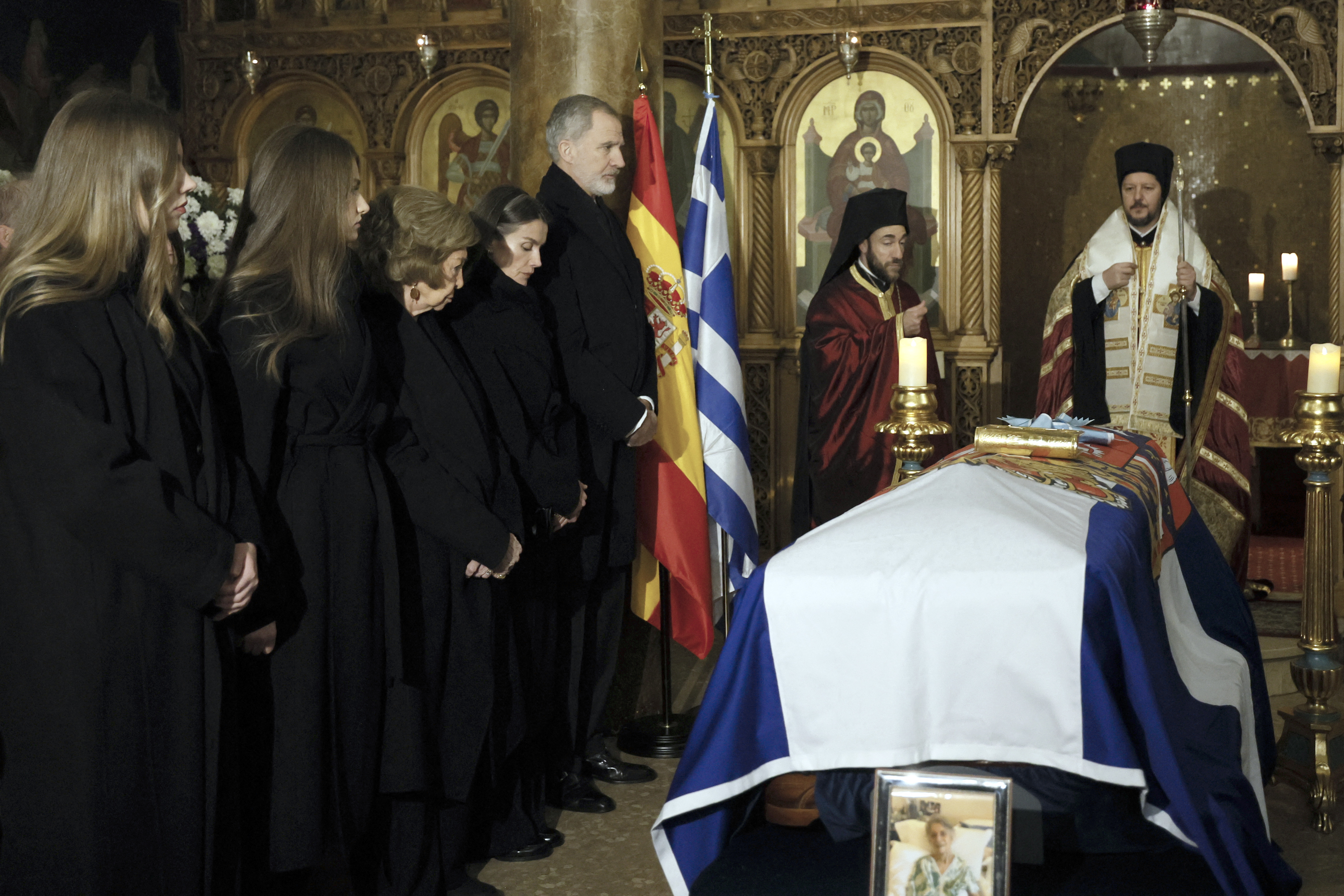 La infanta Sofía, la princesa Leonor, la doña Sofía, la reina Letizia y el rey Felipe VI asistieron a un servicio conmemorativo en honor a la princesa Irene de Grecia en la Catedral Ortodoxa Griega de San Andrés y San Demetrio el 17 de enero de 2026 en Madrid. | Fuente: Getty Images