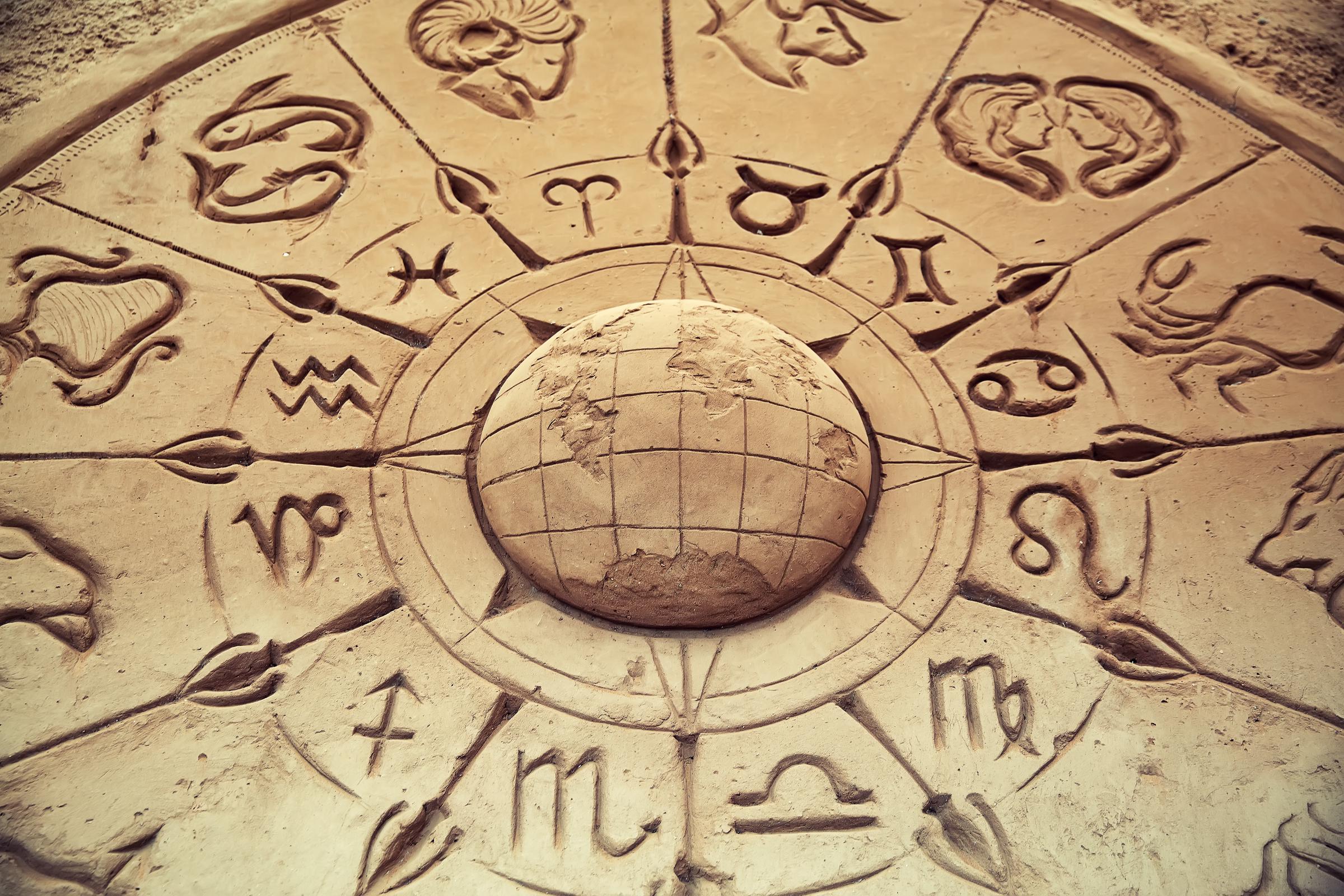 Escultura de arena que representa el mundo y los signos del zodiaco | Fuente: Shutterstock