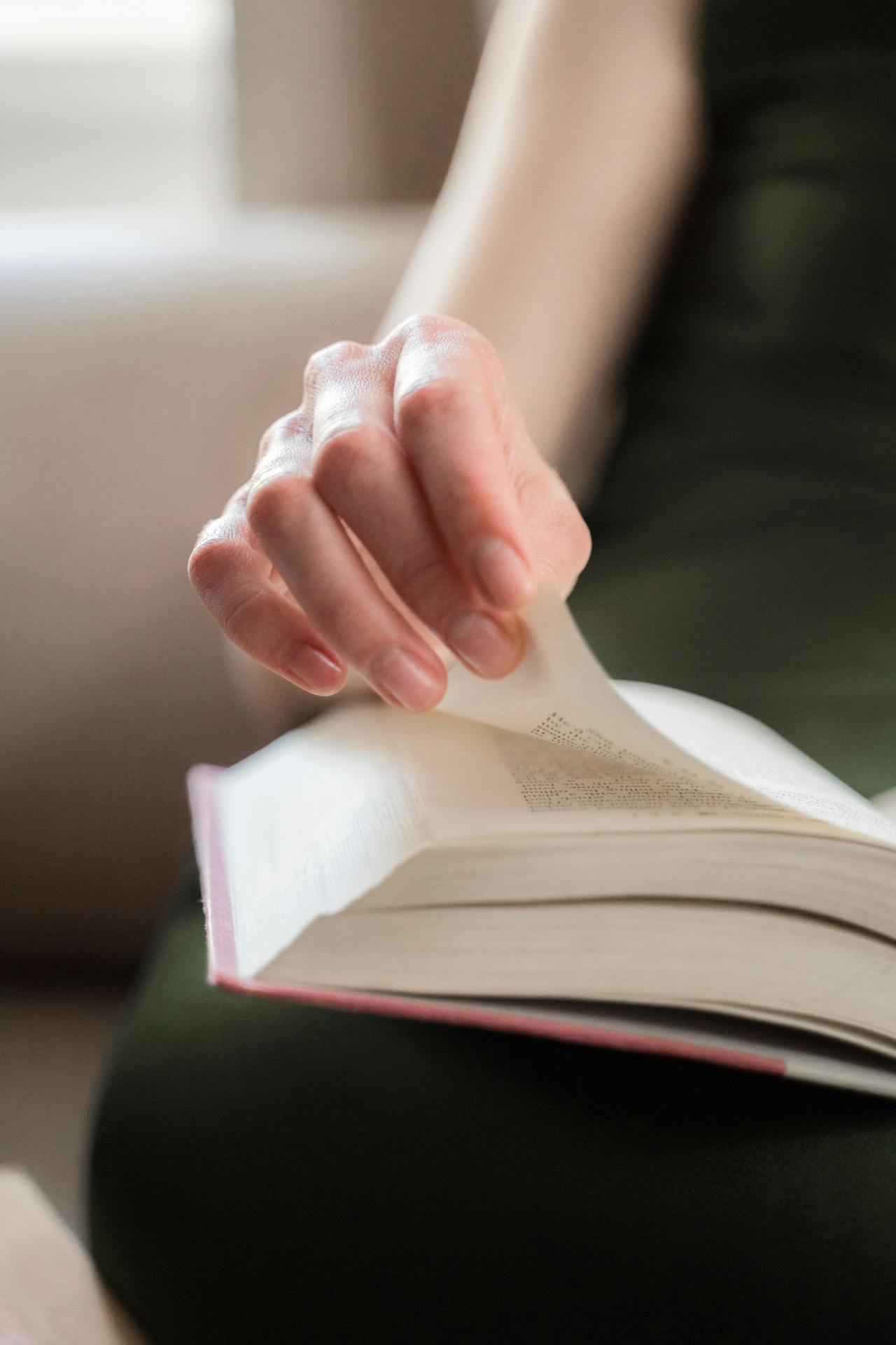 Una mujer hojeando un libro | Fuente: Pexels