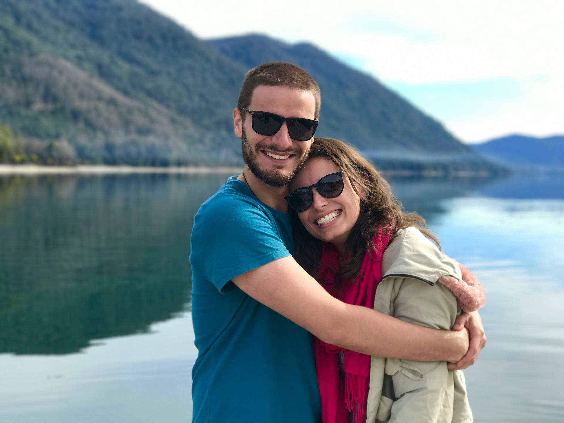 Una pareja de pie cerca de un lago | Fuente: Pexels