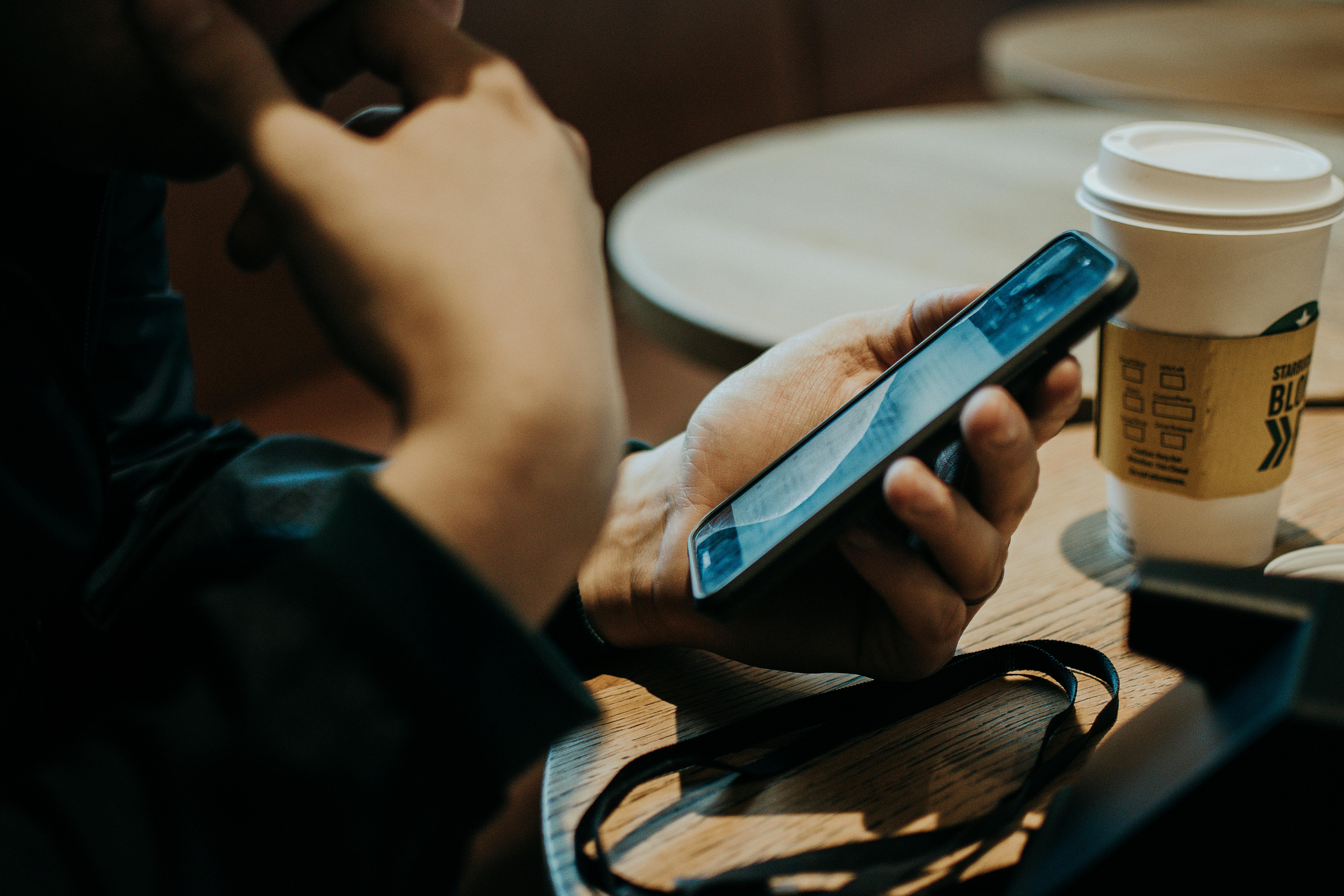 Una persona con un smartphone en la mano | Fuente: Pexels