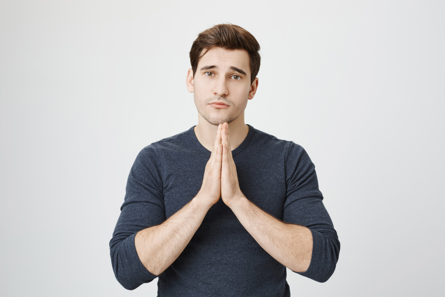 Un hombre disculpándose | Fuente: Freepik