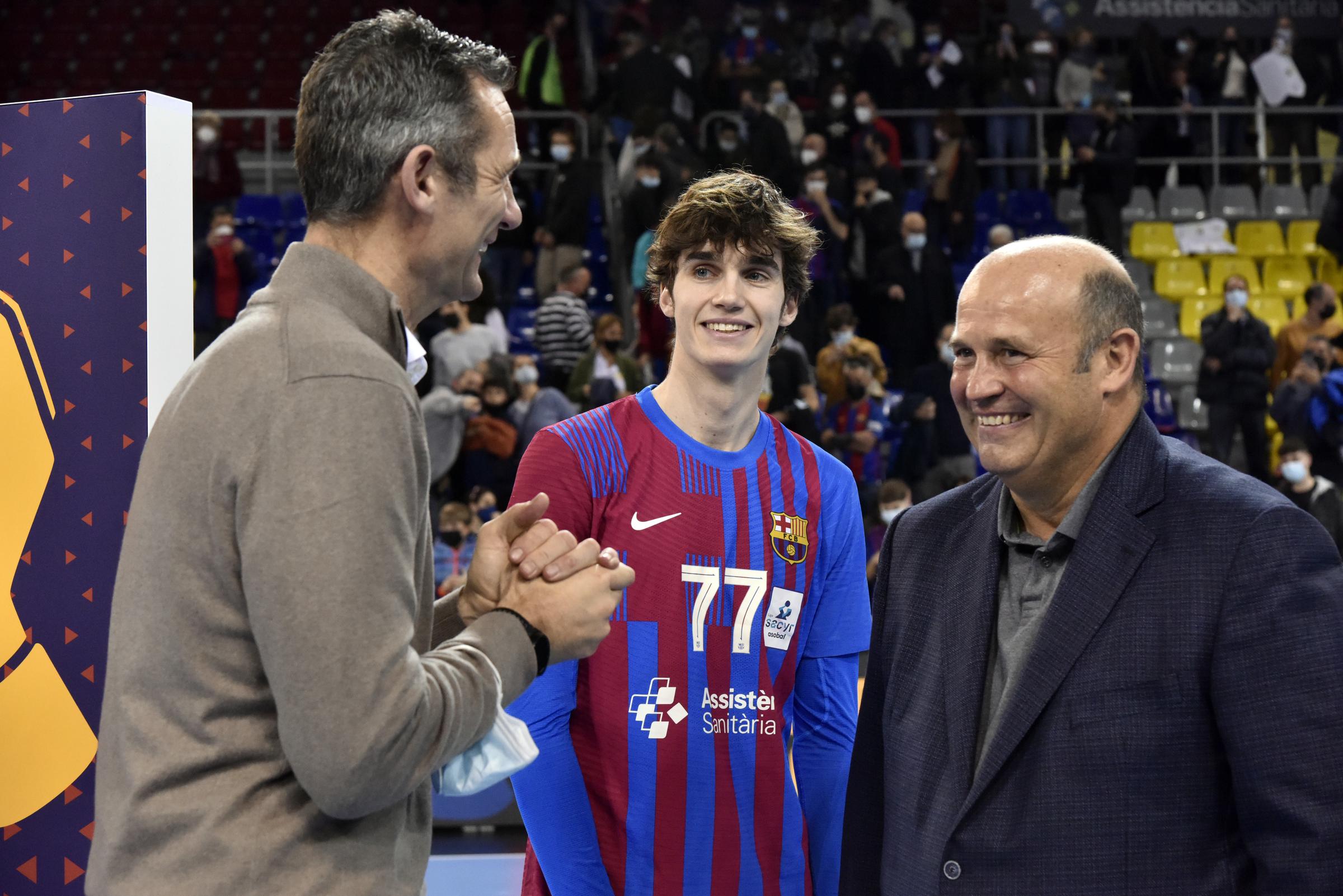 Iñaki Urdangarin se reúne con su hijo Pablo en el 50º aniversario del balonmano el 5 de marzo de 2022 en Barcelona, España. | Fuente: Getty Images