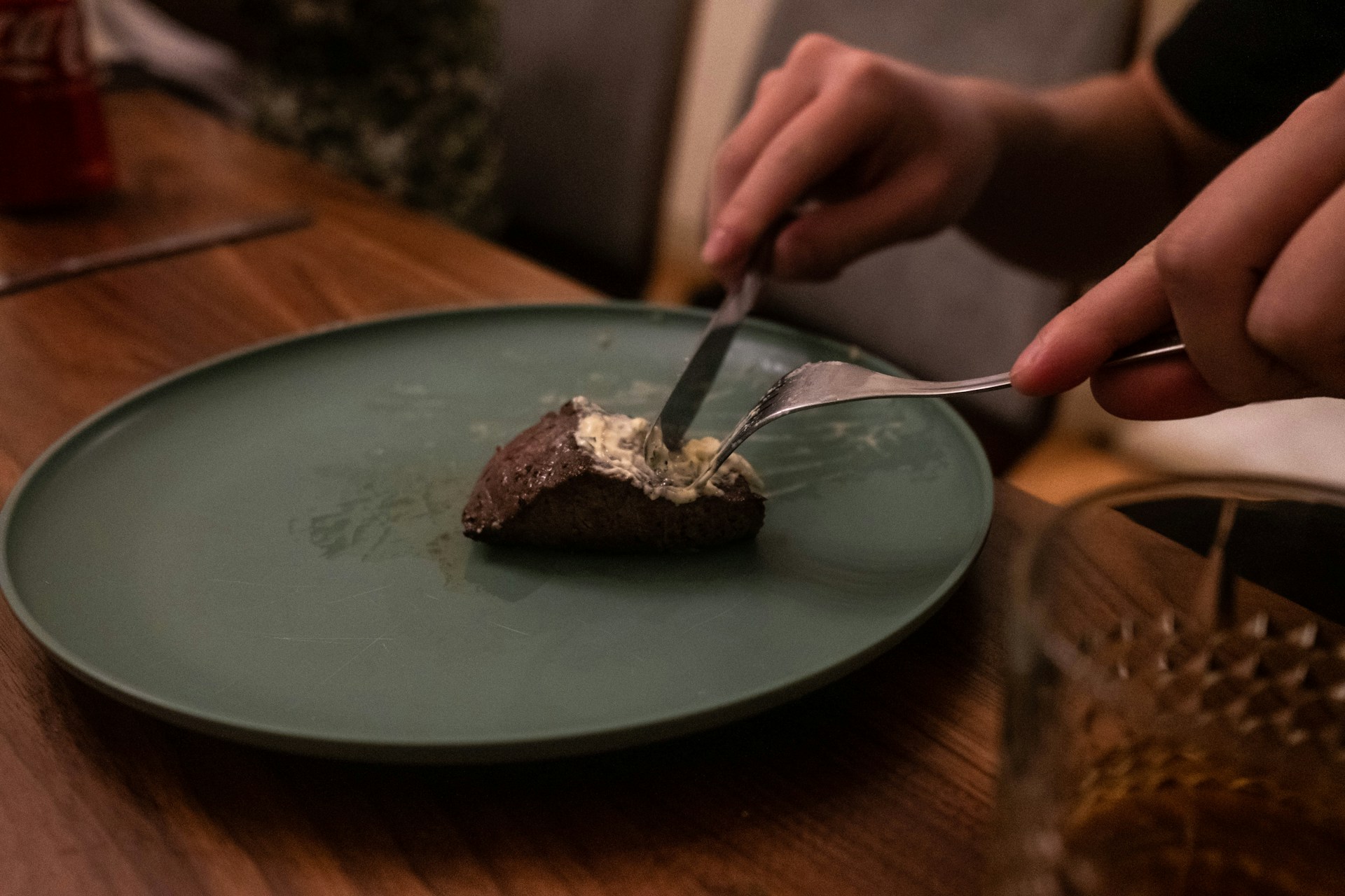 Una persona comiendo | Fuente: Unsplash