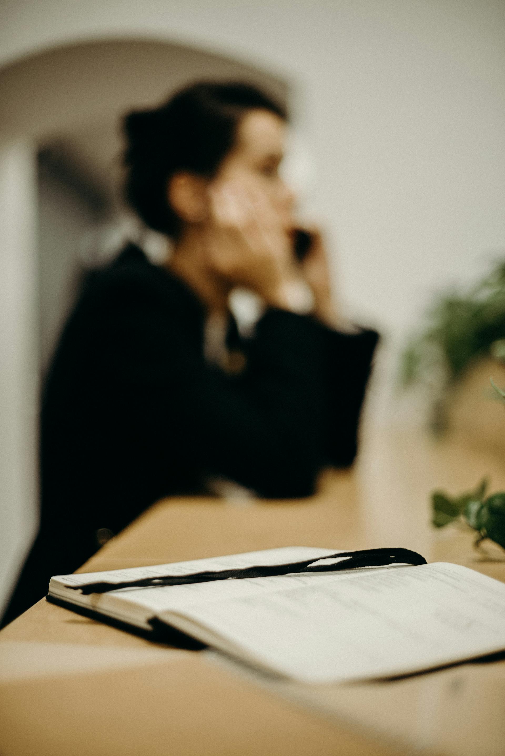 Una mujer haciendo una llamada telefónica | Fuente: Pexels