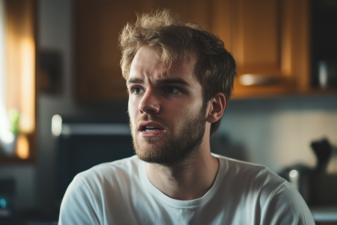 Un hombre hablando preocupado con alguien | Fuente: Midjourney