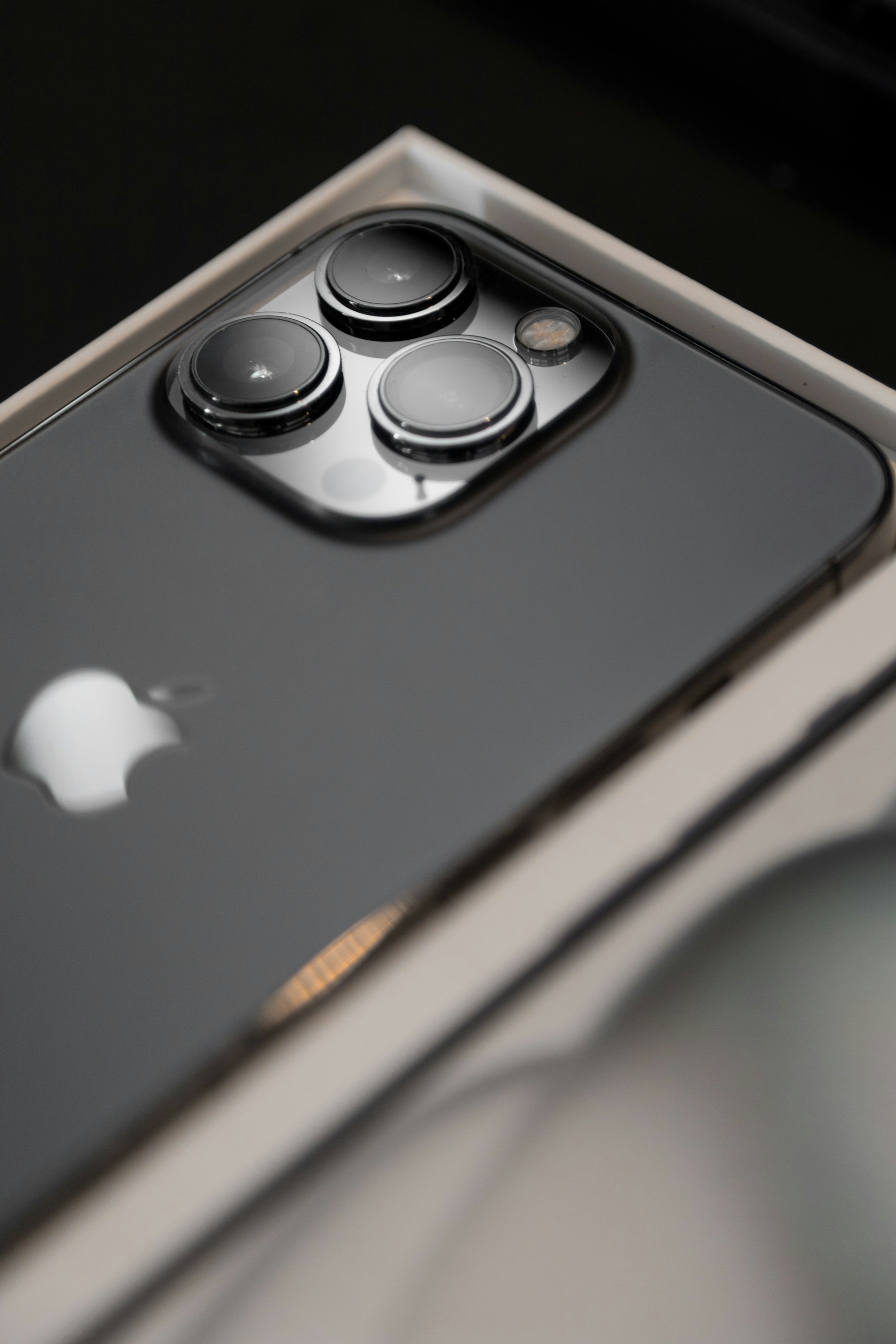 Primer plano de un teléfono en una caja | Fuente: Unsplash