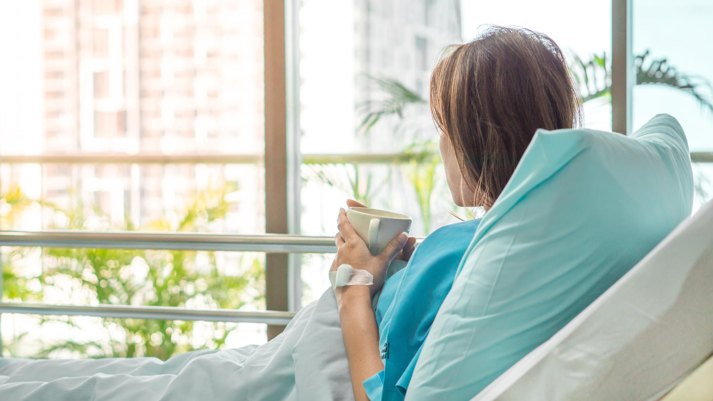 Niña en la cama del hospital | Fuente: Shutterstock