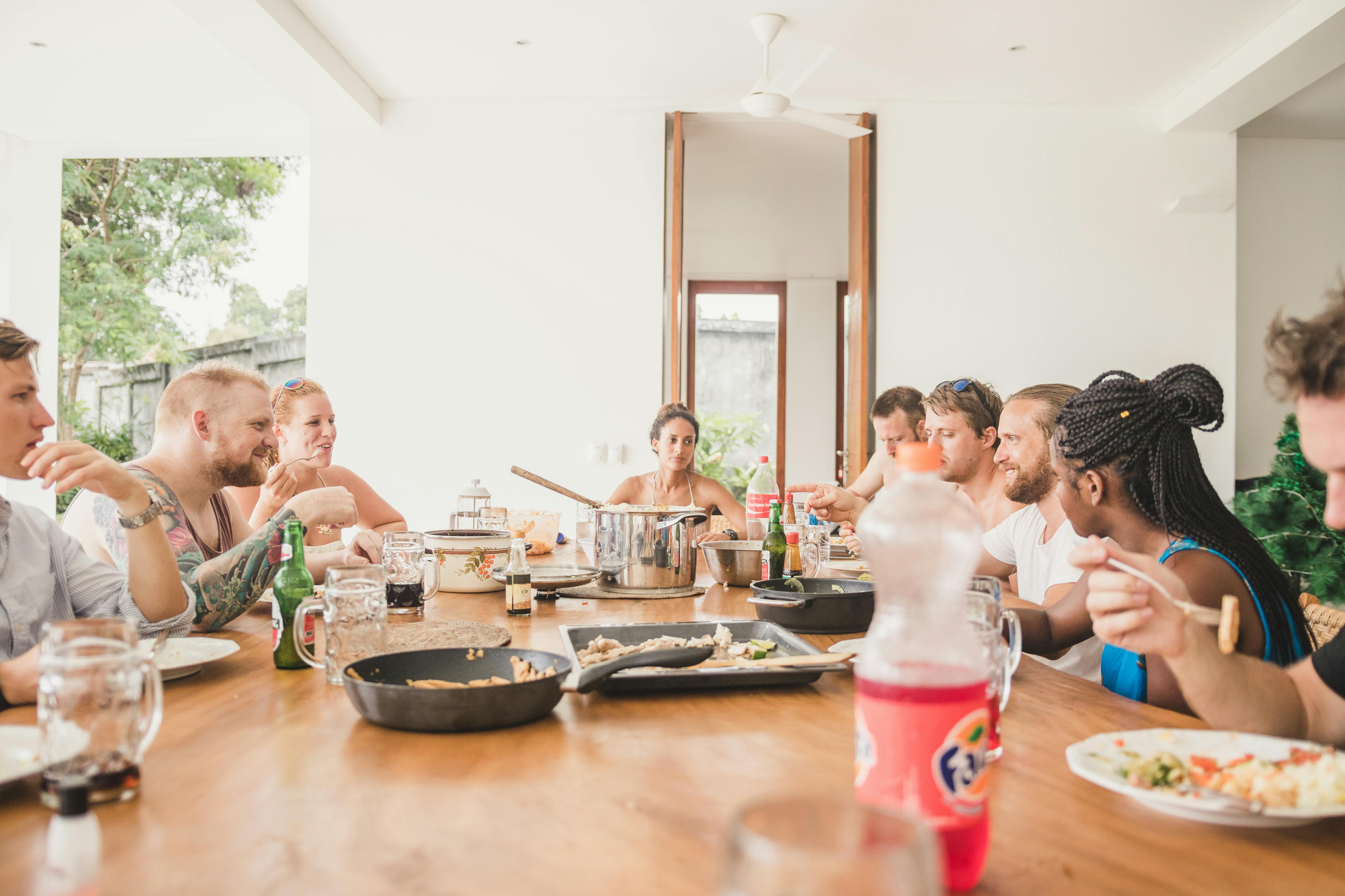 Un grupo de personas cenando juntas | Fuente: Pexels
