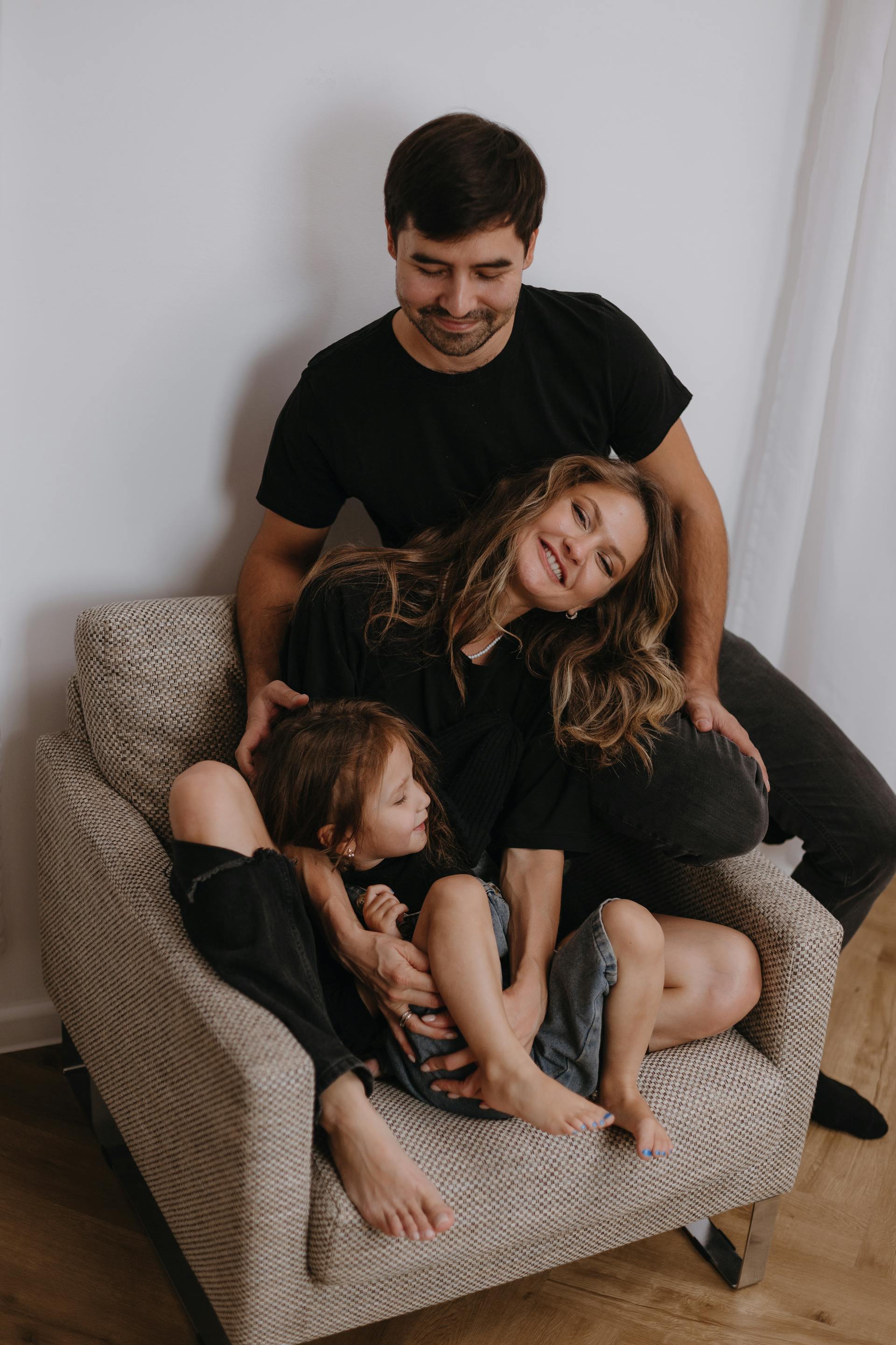 Una pequeña familia feliz | Fuente: Pexels