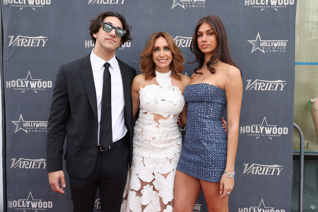 Lili Estefan rodeada por sus hijos Lorenzo y Lina Luaces en febrero de 2025. | Foto: Getty Images