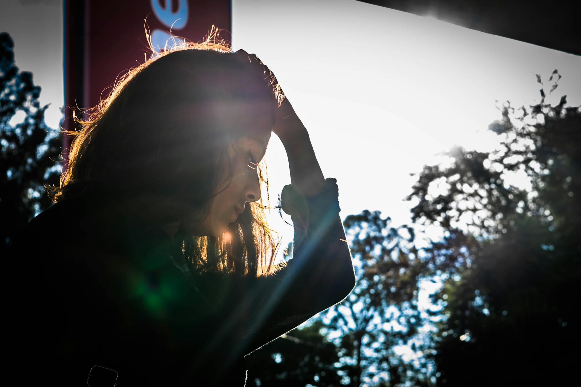Una mujer mirando hacia abajo | Fuente: Pexels