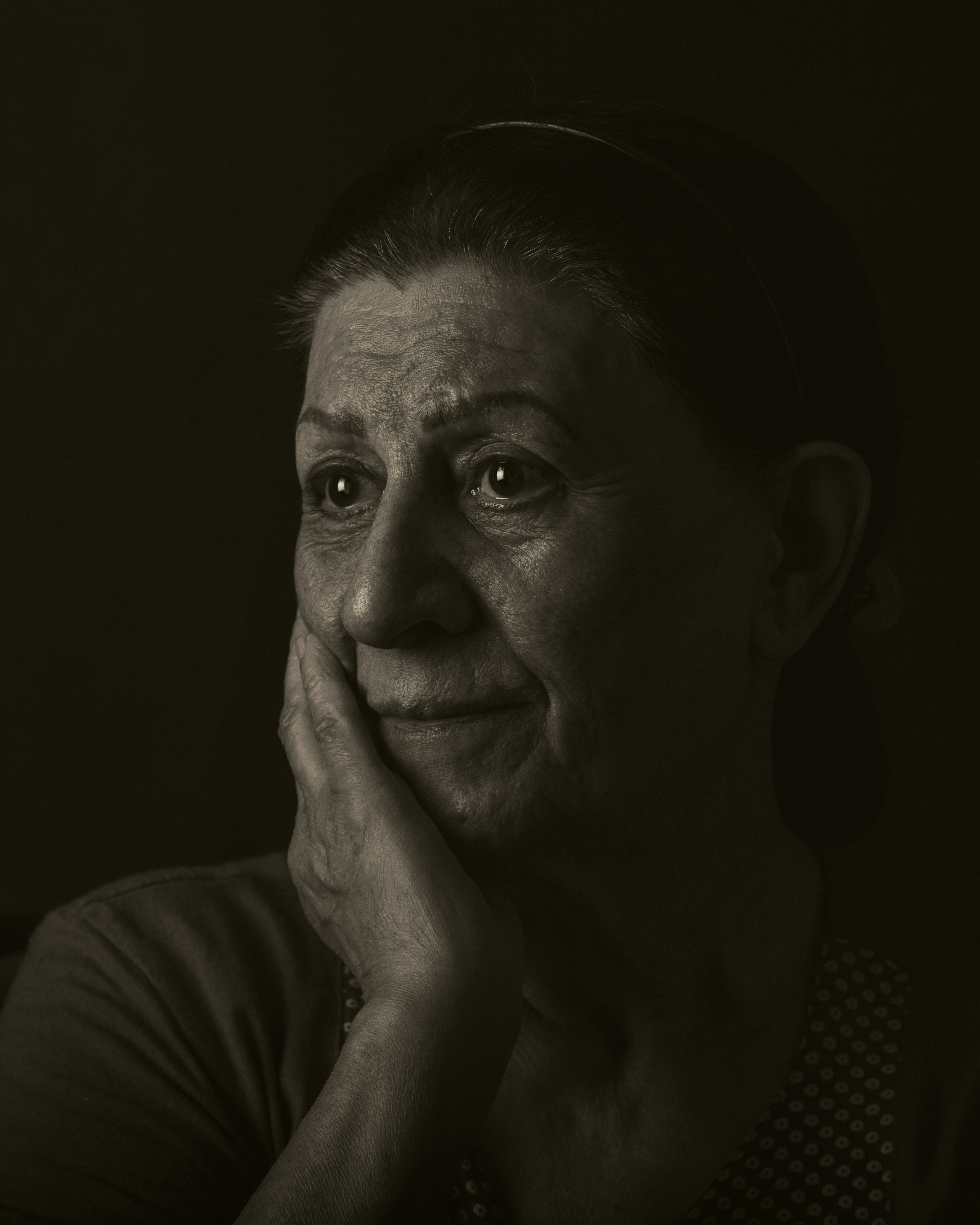Una mujer sorprendida y emocionada | Fuente: Unsplash