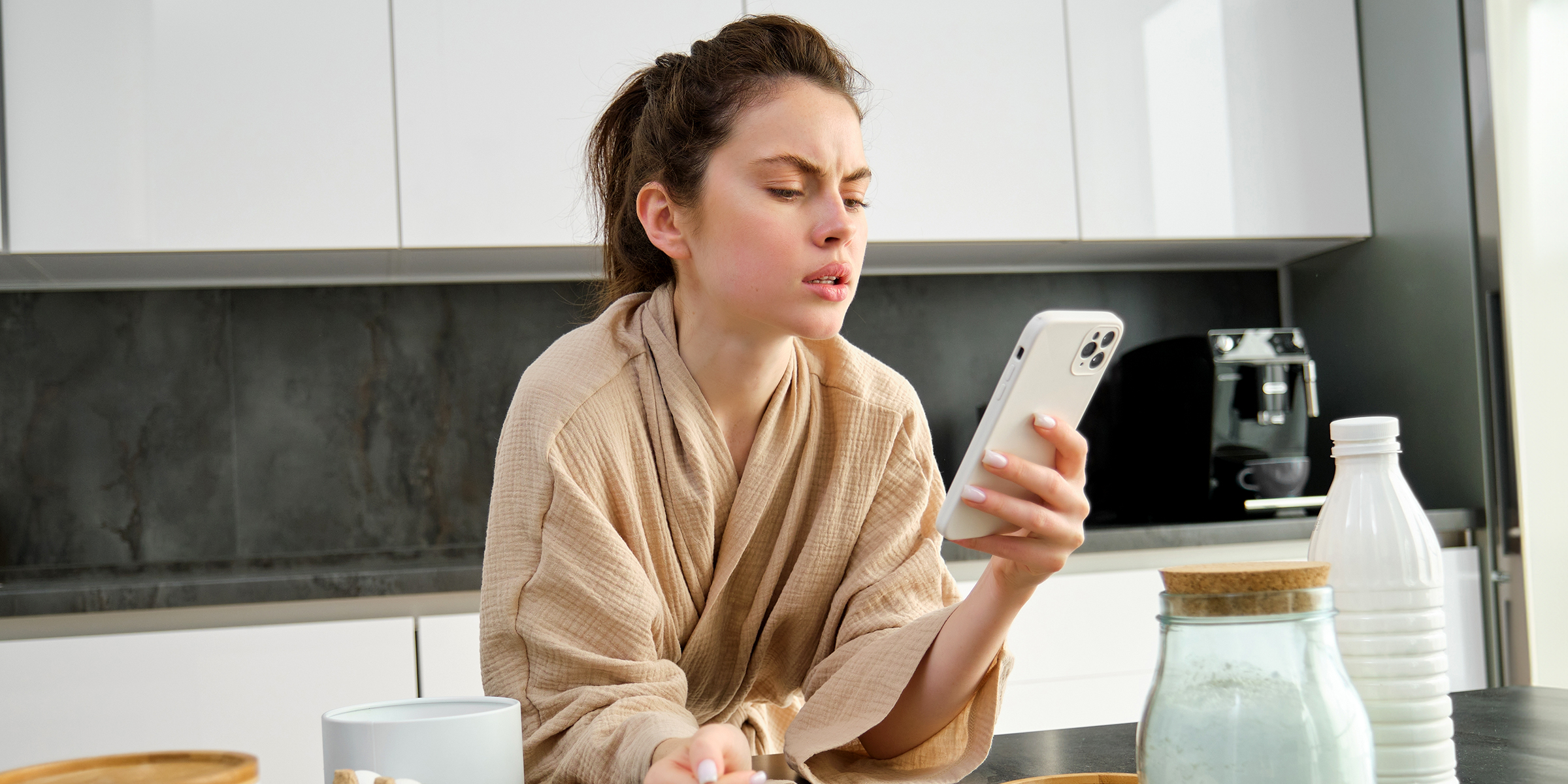 Una joven utilizando su teléfono | Fuente: Shutterstock